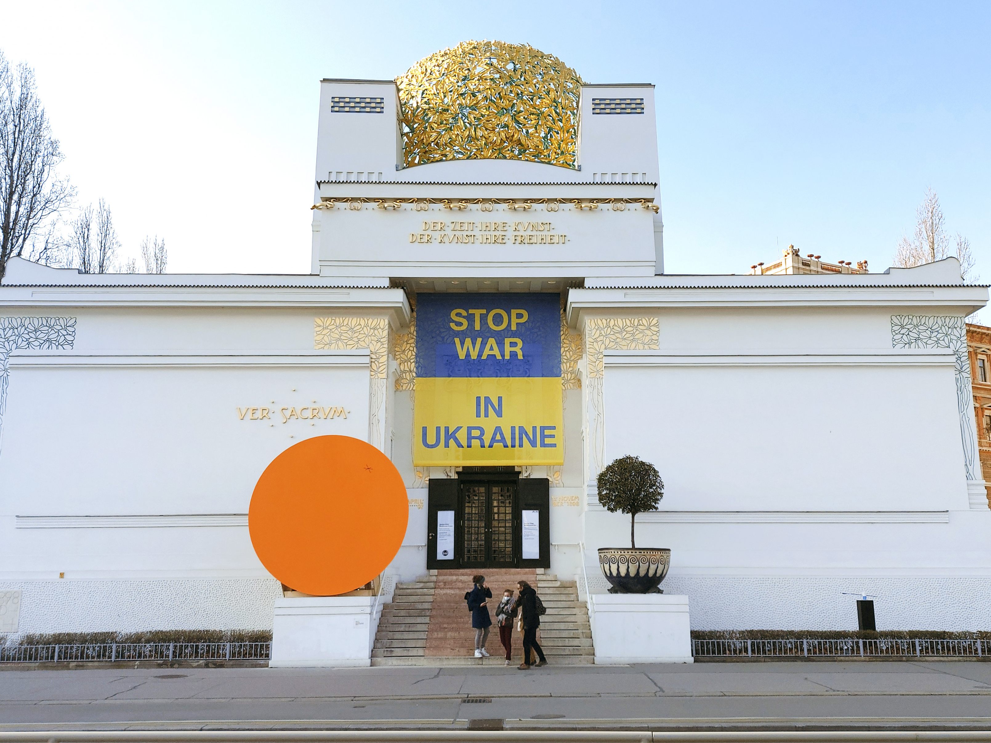 Die Wiener Secession und das Dortheum lukrierten bei einer Benefizauktion 130.000 Euro Spenden für die Ukraine. Die Wiener Secession und das Dortheum lukrierten bei einer Benefizauktion 130.000 Euro Spenden für die Ukraine.
