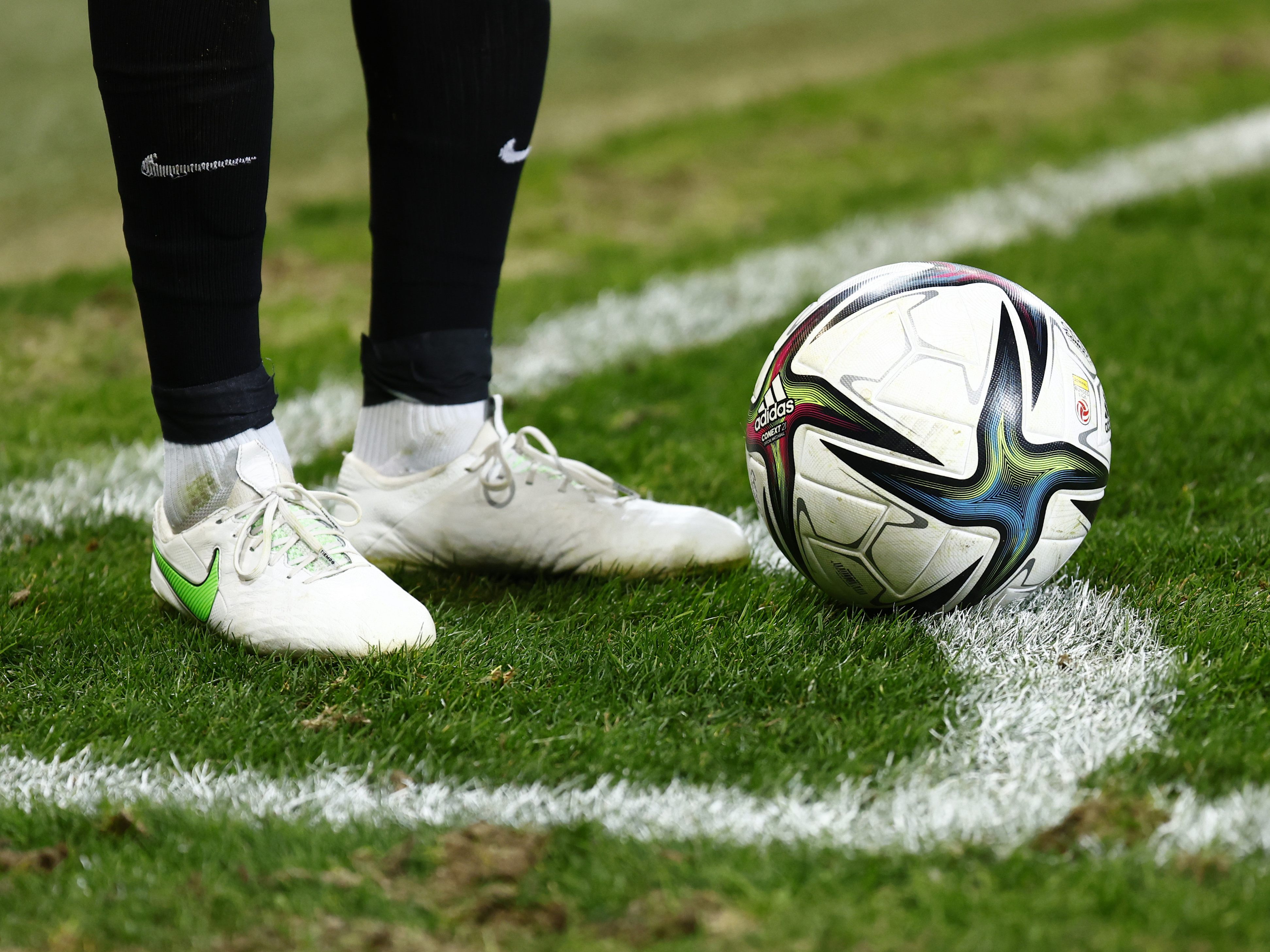 Ein Fußballspieler soll bei einem Match in Wien-Favoriten gegen den Kopf getreten worden sein. Ein Fußballspieler soll bei einem Match in Wien-Favoriten gegen den Kopf getreten worden sein.