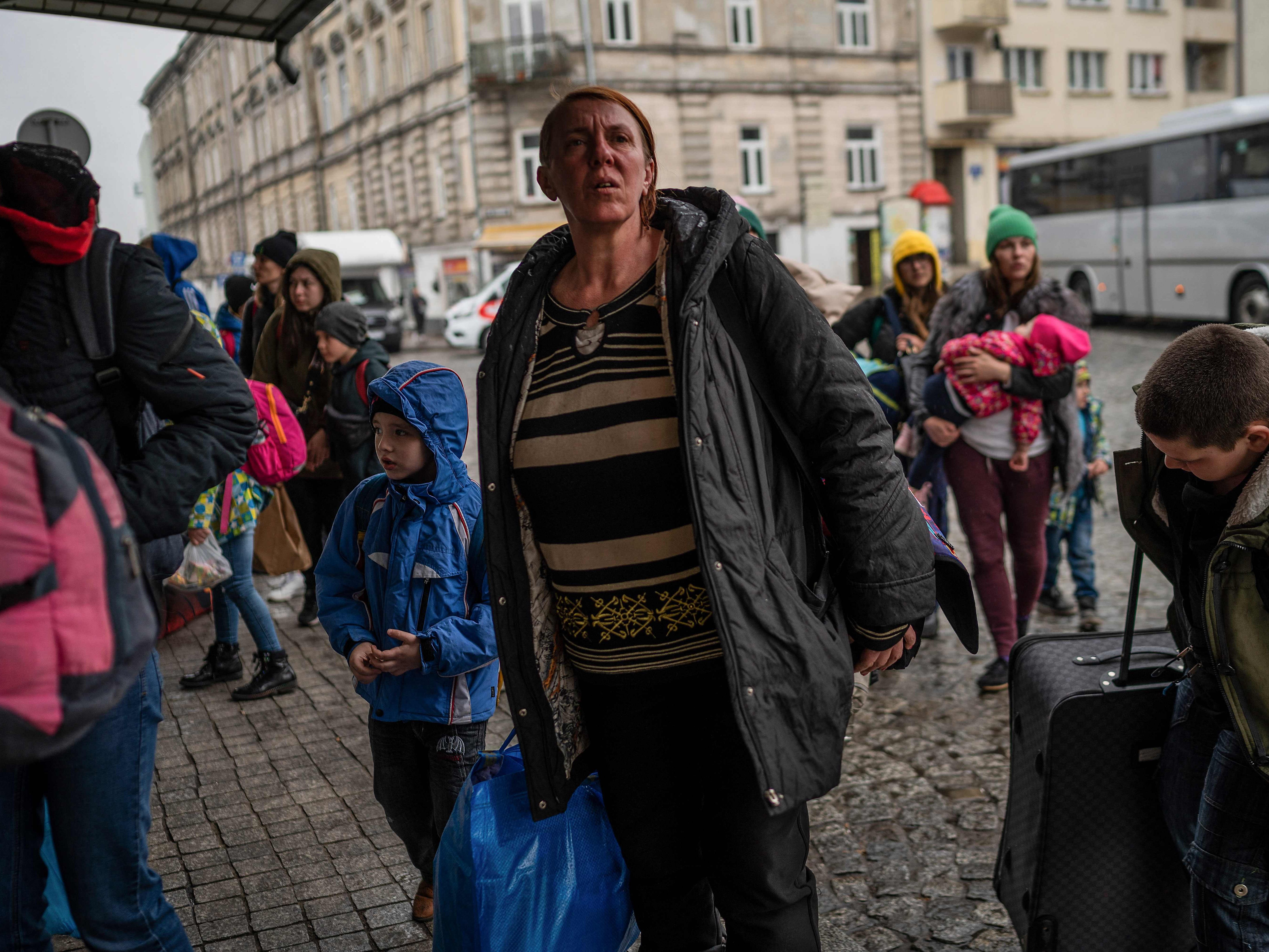In kürzester Zeit verlassen immer mehr Menschen wegen des russischen Angriffskriegs die Ukraine In kürzester Zeit verlassen immer mehr Menschen wegen des russischen Angriffskriegs die Ukraine
