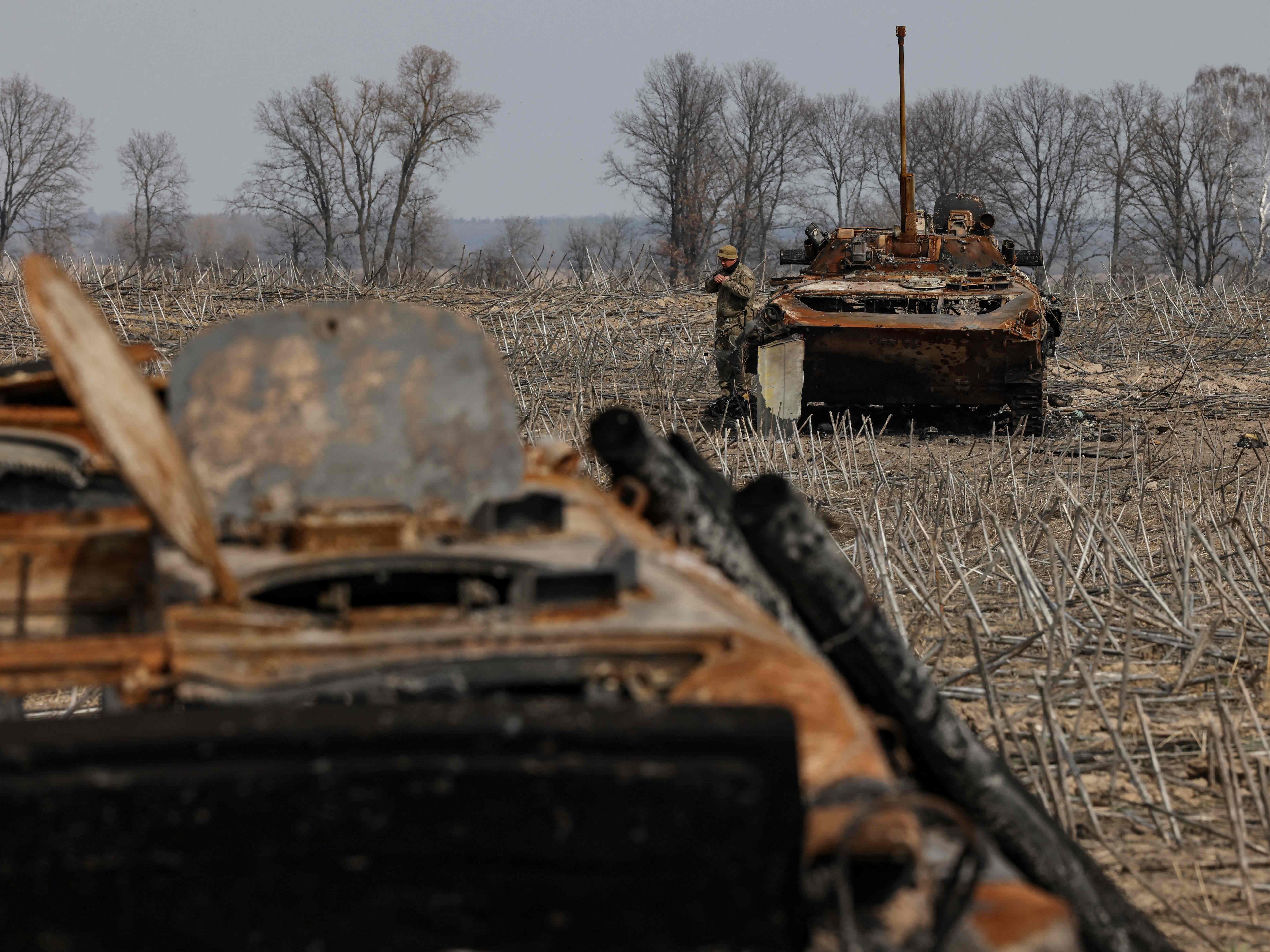 LIVE-Blog zur Ukraine am Freitag. Im Hintergrund zu sehen: Ein verbrannter russischer Panzer auf ukrainischem Boden.