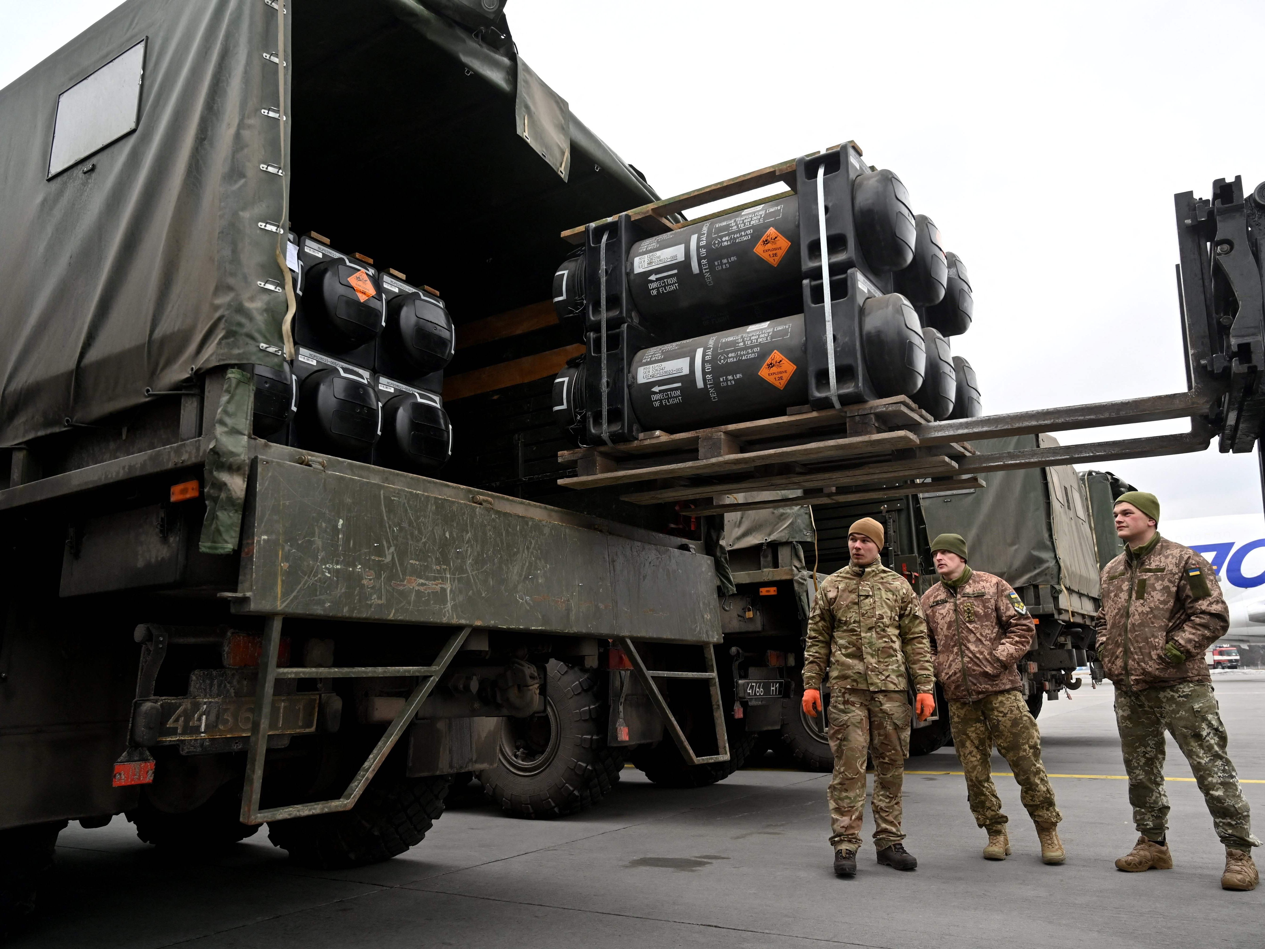 Gerade bei schweren Waffen stelle sich die Frage, wie man sie in die Ukraine bringt.