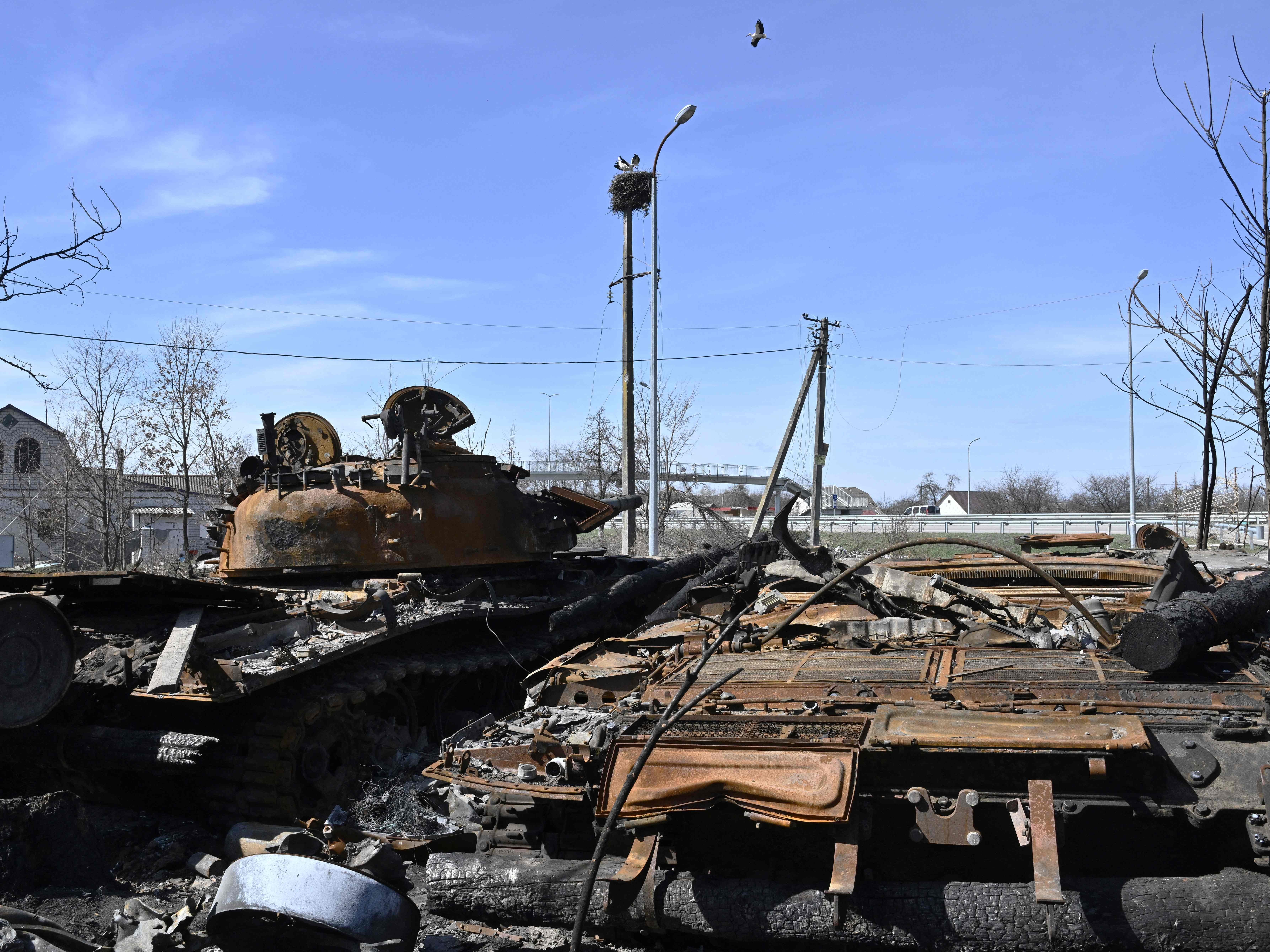 Das Bild zeigt einen russischen Panzer westlich der ukrainischen Hauptstadt Kiew. Das Bild zeigt einen russischen Panzer westlich der ukrainischen Hauptstadt Kiew.