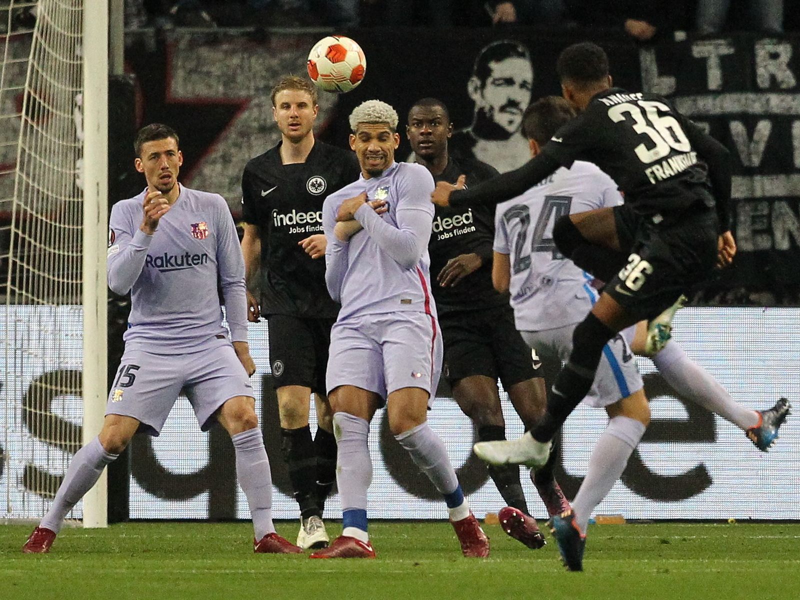 Knauff brachte Frankfurt mit seinem Traumtor mit 1:0 in Führung. Knauff brachte Frankfurt mit seinem Traumtor mit 1:0 in Führung.