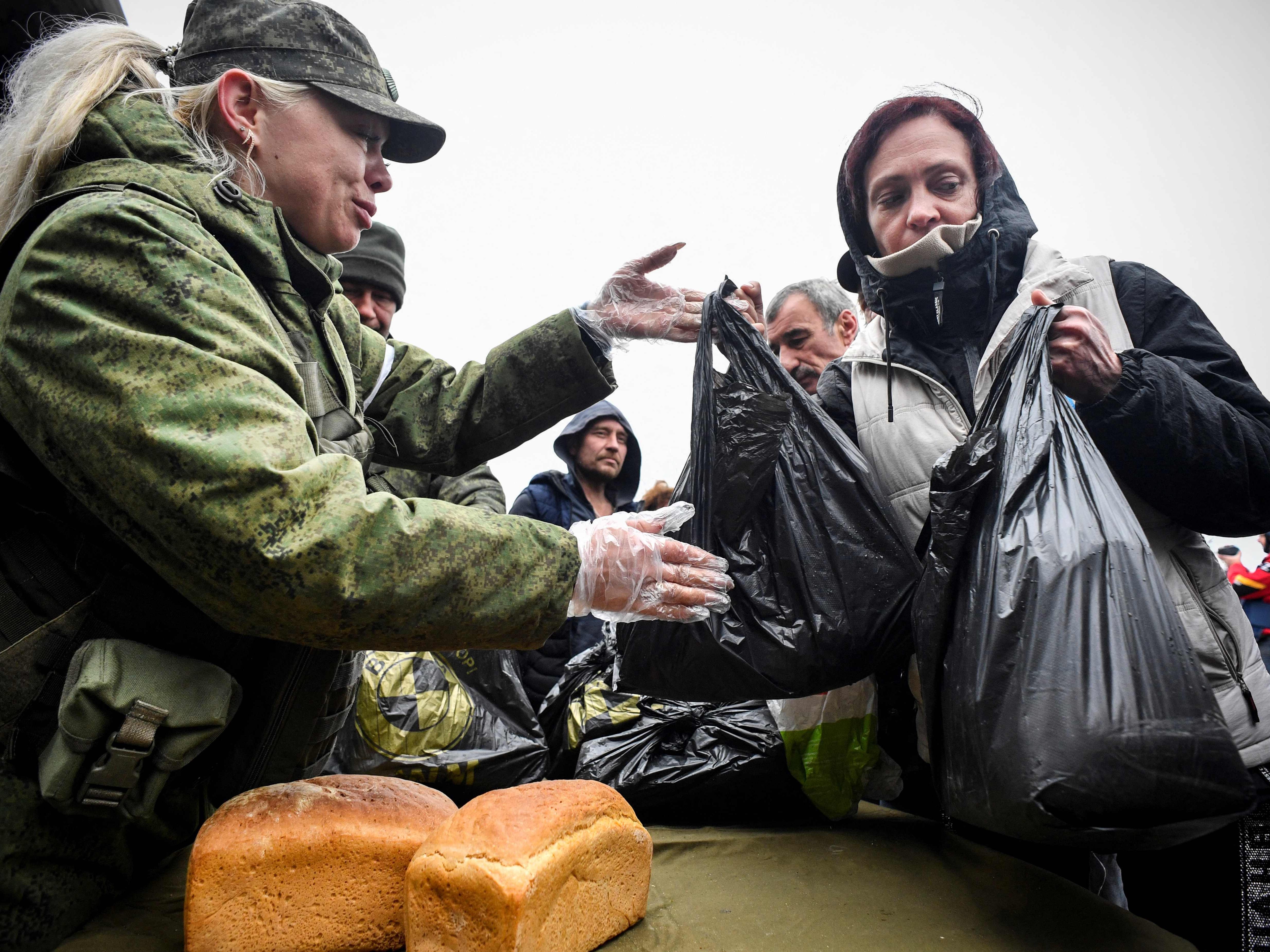 Die letzten Vorräte an Nahrungsmitteln und Wasser in Mariupol seien bald aufgebraucht. Die letzten Vorräte an Nahrungsmitteln und Wasser in Mariupol seien bald aufgebraucht.