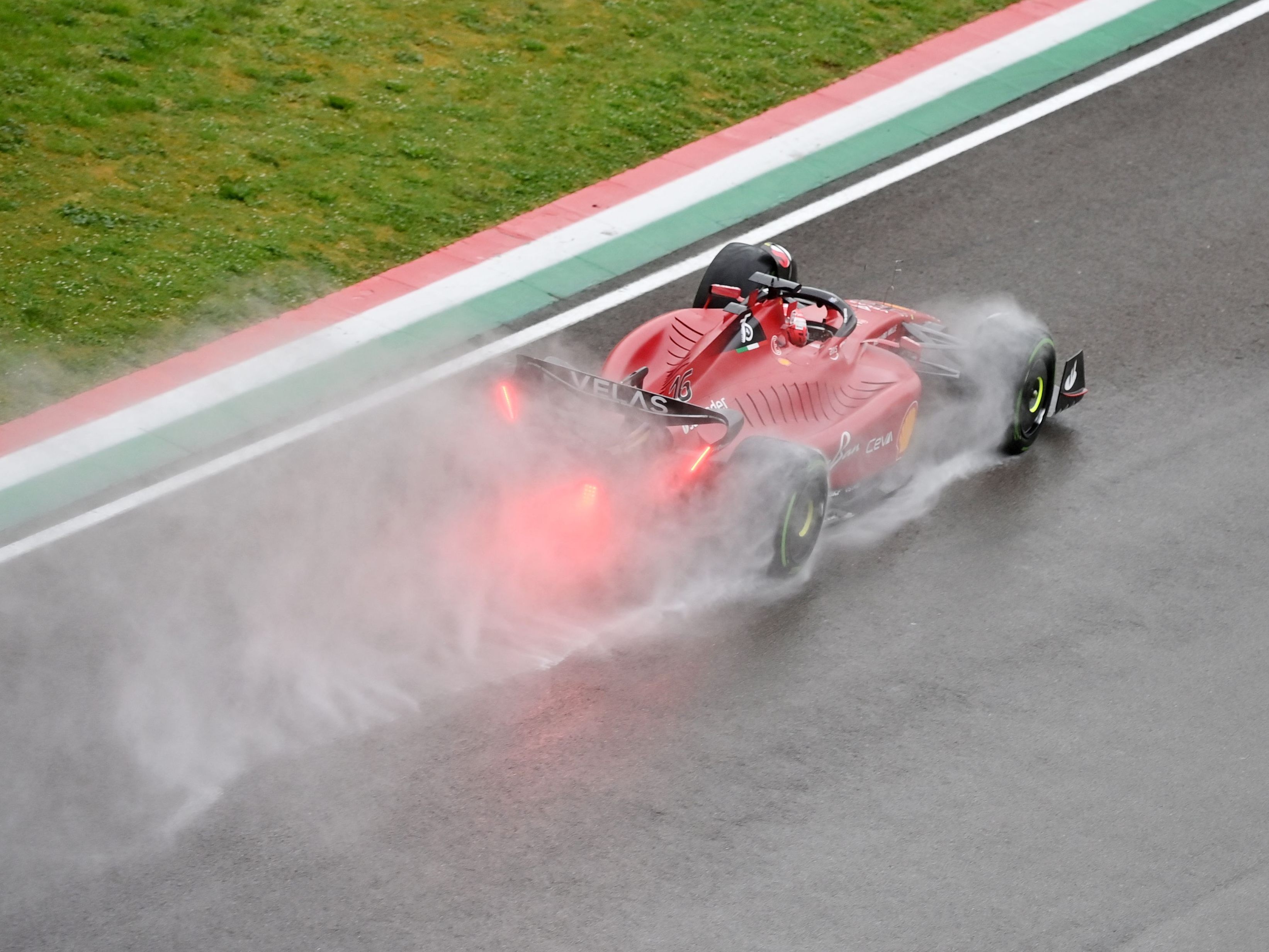 Charles Leclerc hat beim ersten Training vor dem Großen Preis der Emilia-Romagna in Imola die Bestzeit aufgestellt. Charles Leclerc hat beim ersten Training vor dem Großen Preis der Emilia-Romagna in Imola die Bestzeit aufgestellt.