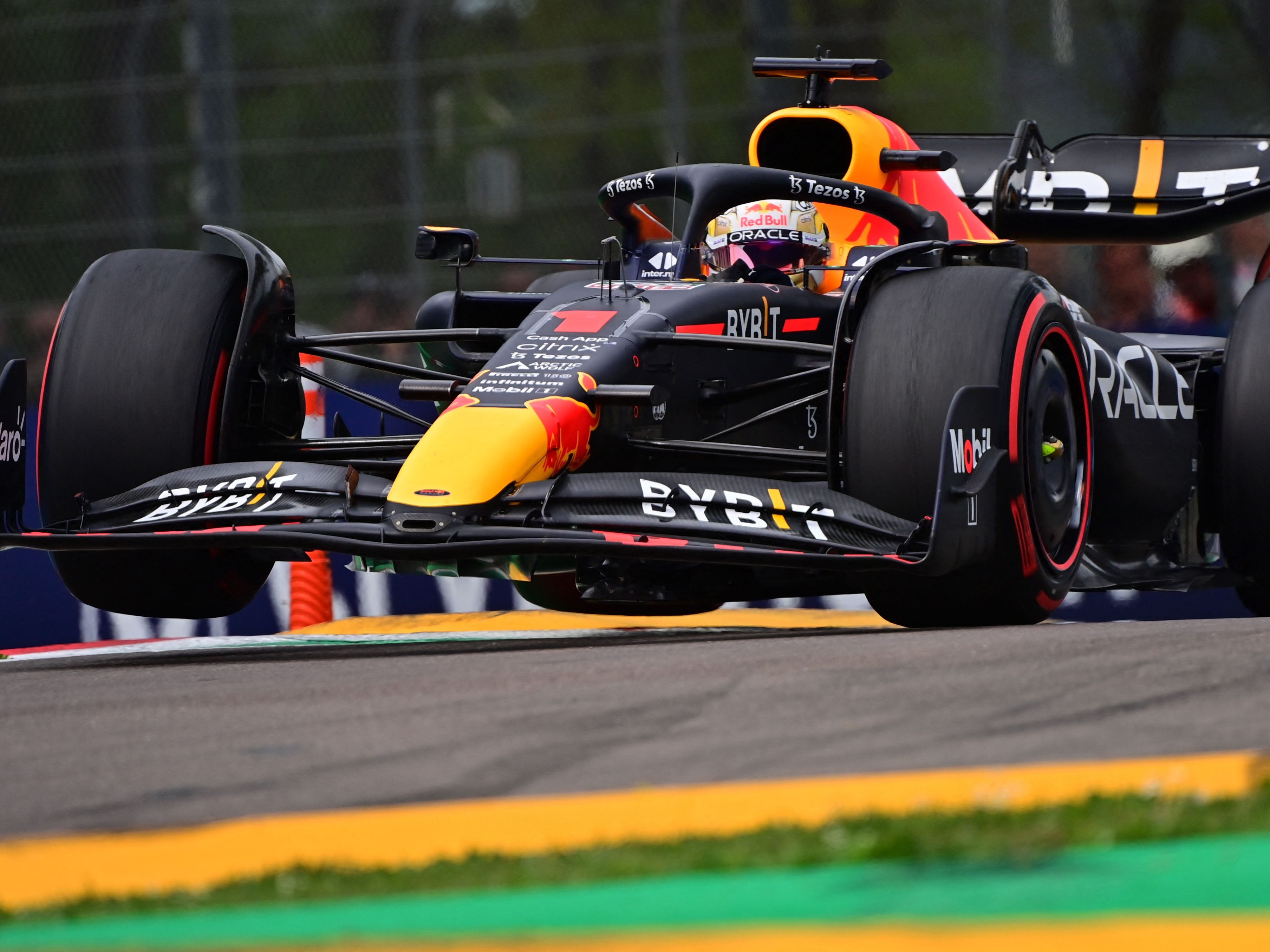 Max Verstappen startet in Imola von der Pole Position. Max Verstappen startet in Imola von der Pole Position.