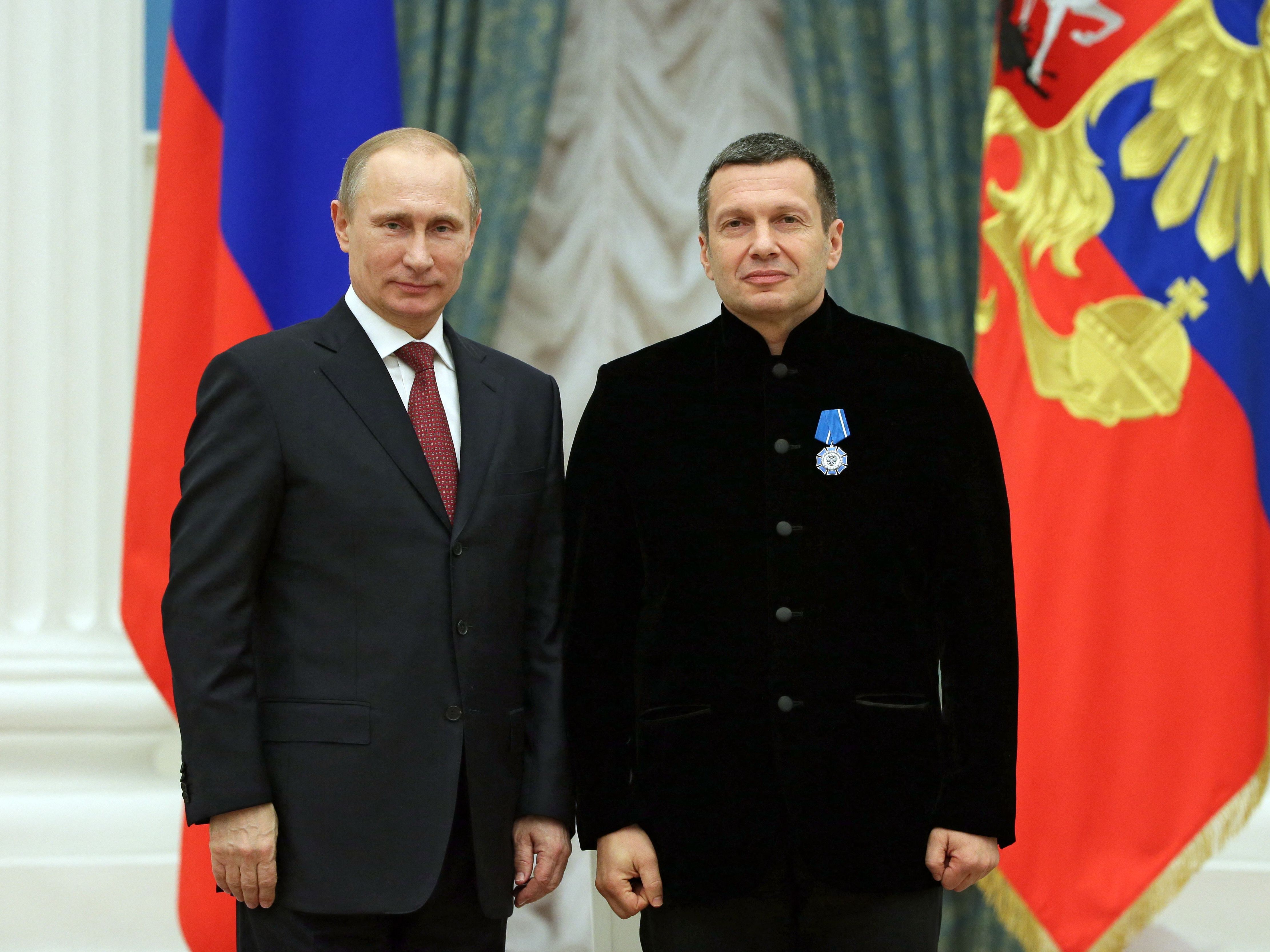 Russland will einen Anschlag auf einen Fernsehmoderator (rechts im Bild) verhindert haben. Russland will einen Anschlag auf einen Fernsehmoderator (rechts im Bild) verhindert haben.
