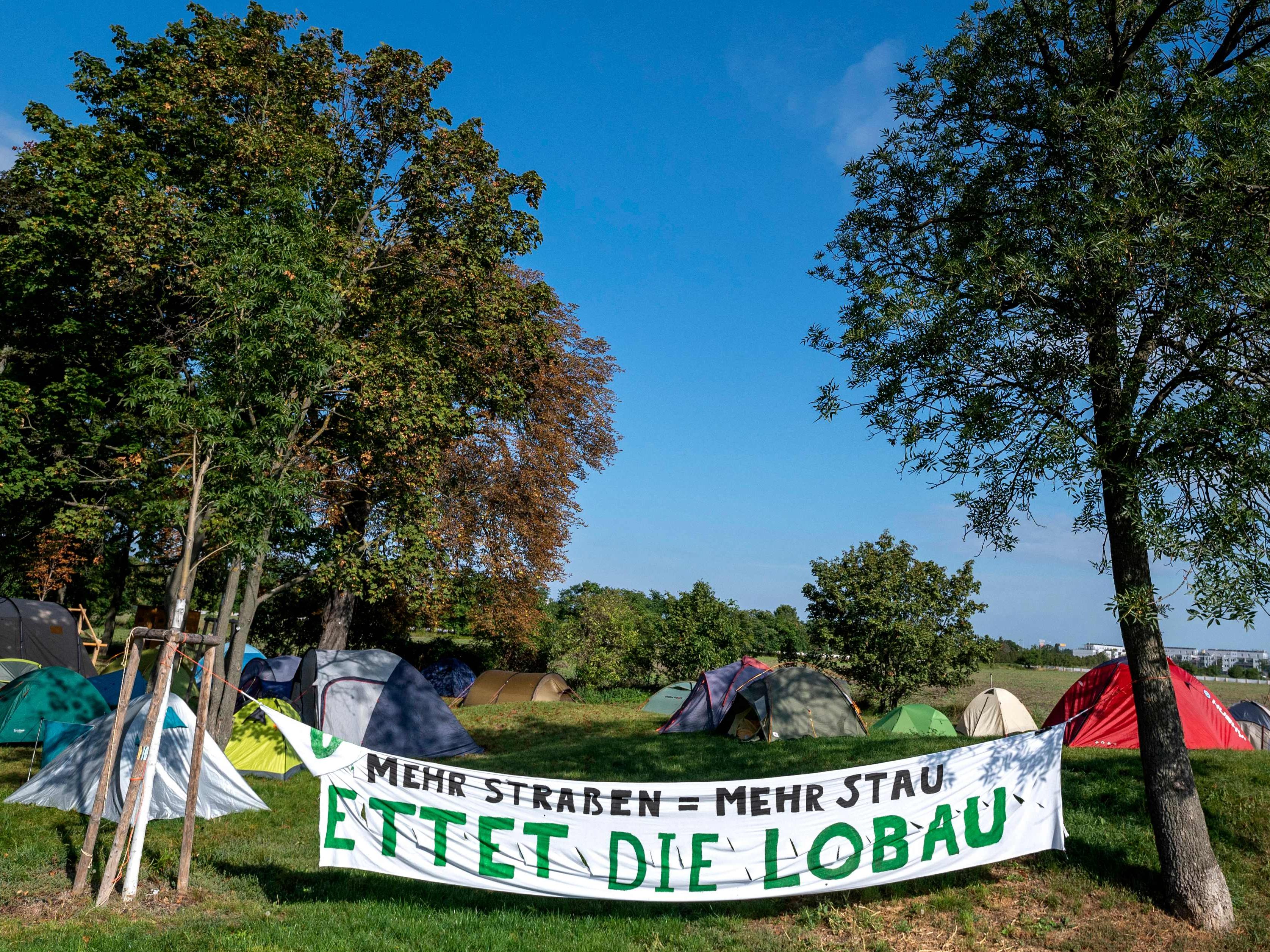 Die Lobau war öfters Thema, das beweist nicht zuletzt diese Aufschrift. Die LobauBleibt-Bewegung lädt zu einem "Kultur statt Beton Festival" in der Anfanggasse in Wien-Donaustadt.