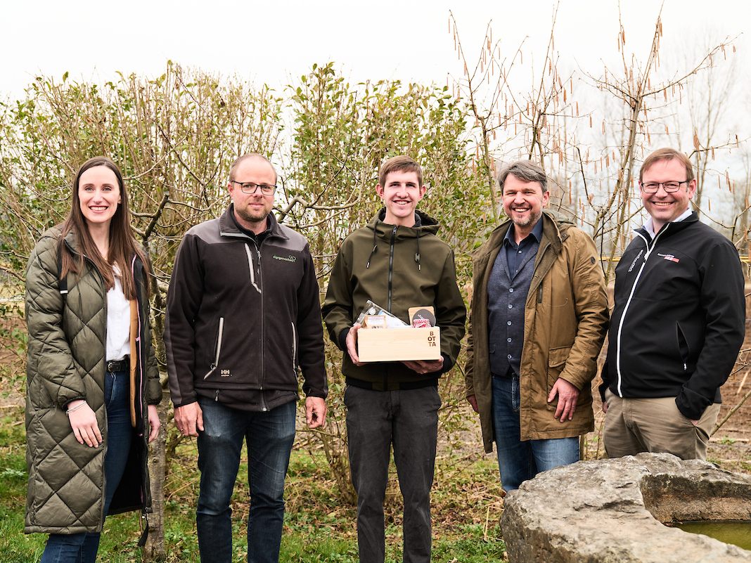 Nathalie Roithinger (Geschäftsführerin Lustenau Marketing), Philipp Alge (Inhaber Gartenbau Philipp Alge), Stefan Winder (Zweitplatzierter AustrianSkills), Kurt Fischer (Bürgermeister), Daniel Steinhofer (Vizebürgermeister). Nathalie Roithinger (Geschäftsführerin Lustenau Marketing), Philipp Alge (Inhaber Gartenbau Philipp Alge), Stefan Winder (Zweitplatzierter AustrianSkills), Kurt Fischer (Bürgermeister), Daniel Steinhofer (Vizebürgermeister).