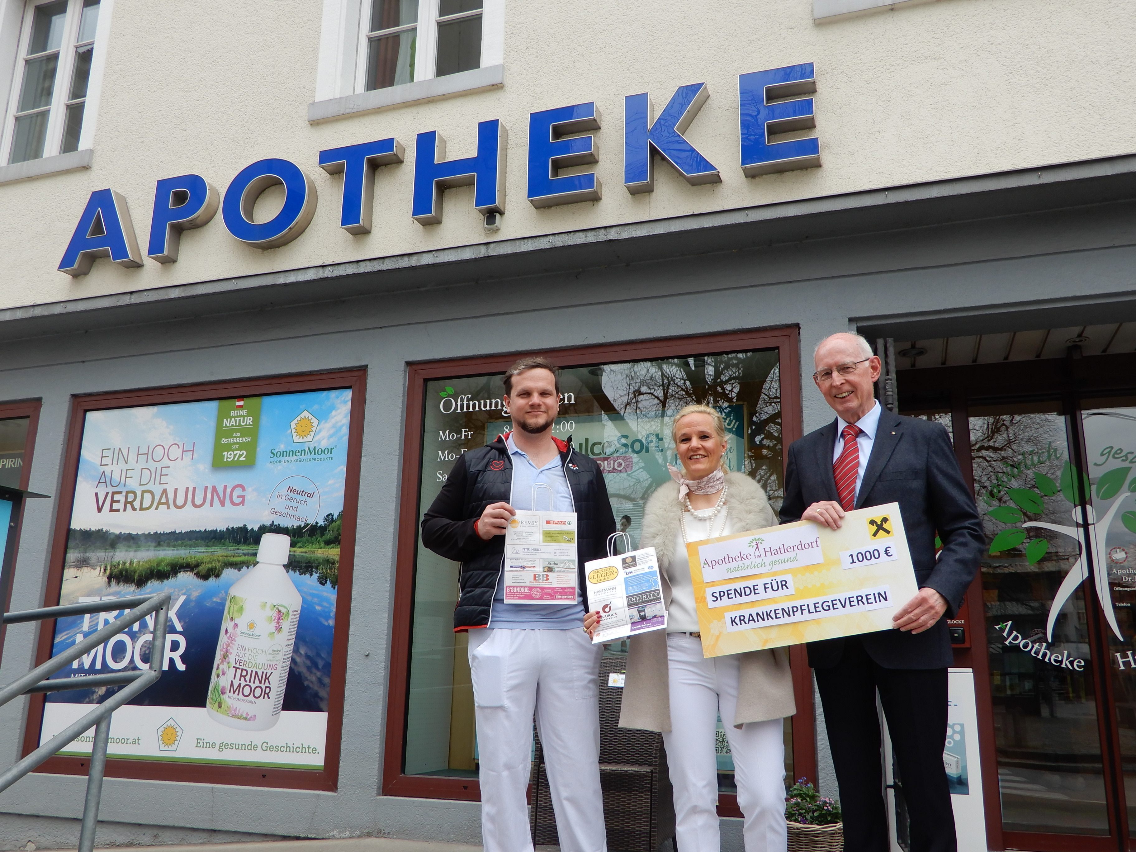 KPV Dornbirn-Obmann Heinz Wohlgenannt und Diplomkrankenpfleger Daniel Lauterer bedankten sich bei Dr. Silvia Rief-Kirsch für die großzügige Spende. KPV Dornbirn-Obmann Heinz Wohlgenannt und Diplomkrankenpfleger Daniel Lauterer bedankten sich bei Dr. Silvia Rief-Kirsch für die großzügige Spende.