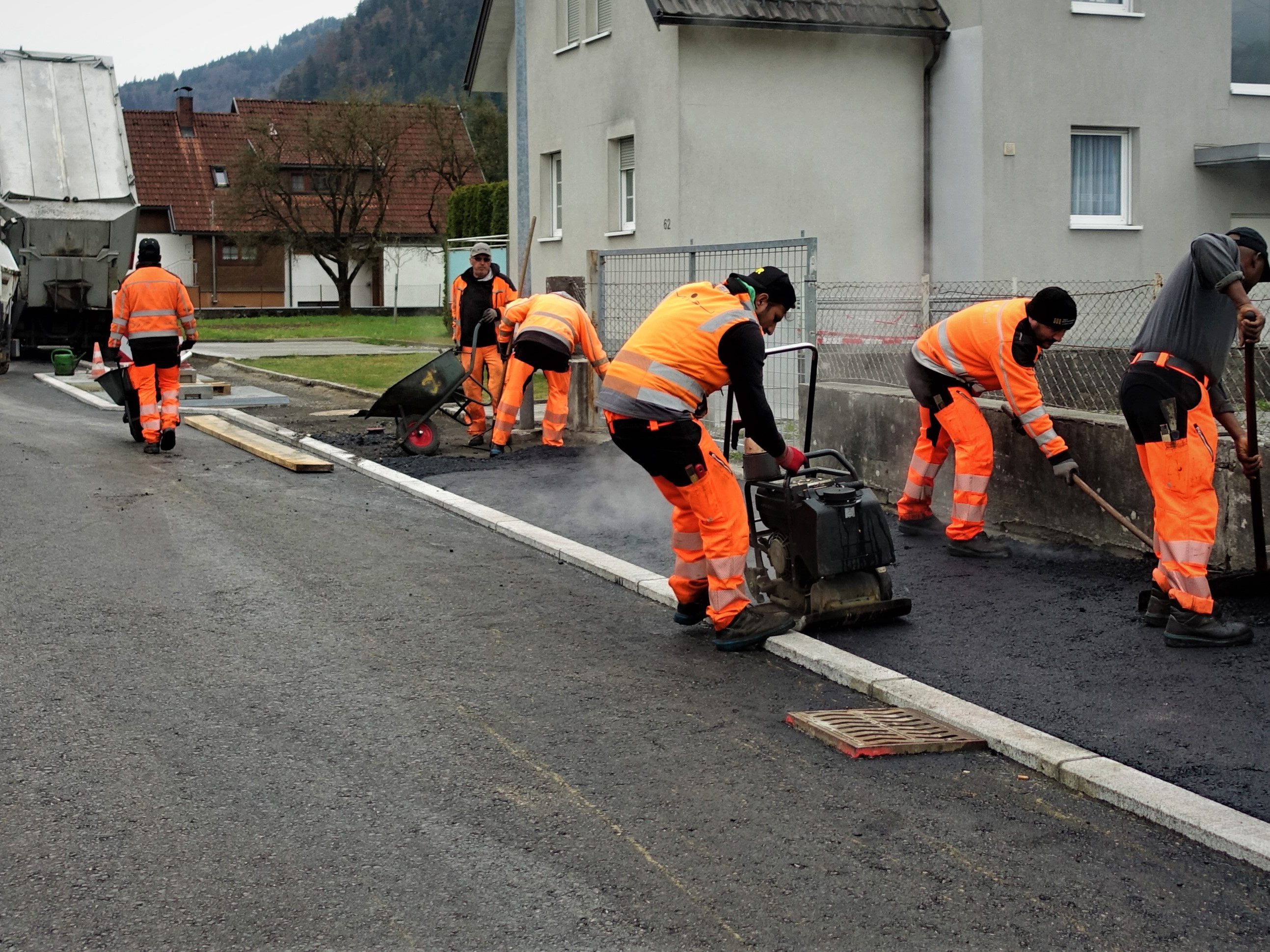 Schweres Gerät und tatkräftiger Einsatz für die Generalsanierung der Klarenbrunnstraße. Schweres Gerät und tatkräftiger Einsatz für die Generalsanierung der Klarenbrunnstraße.