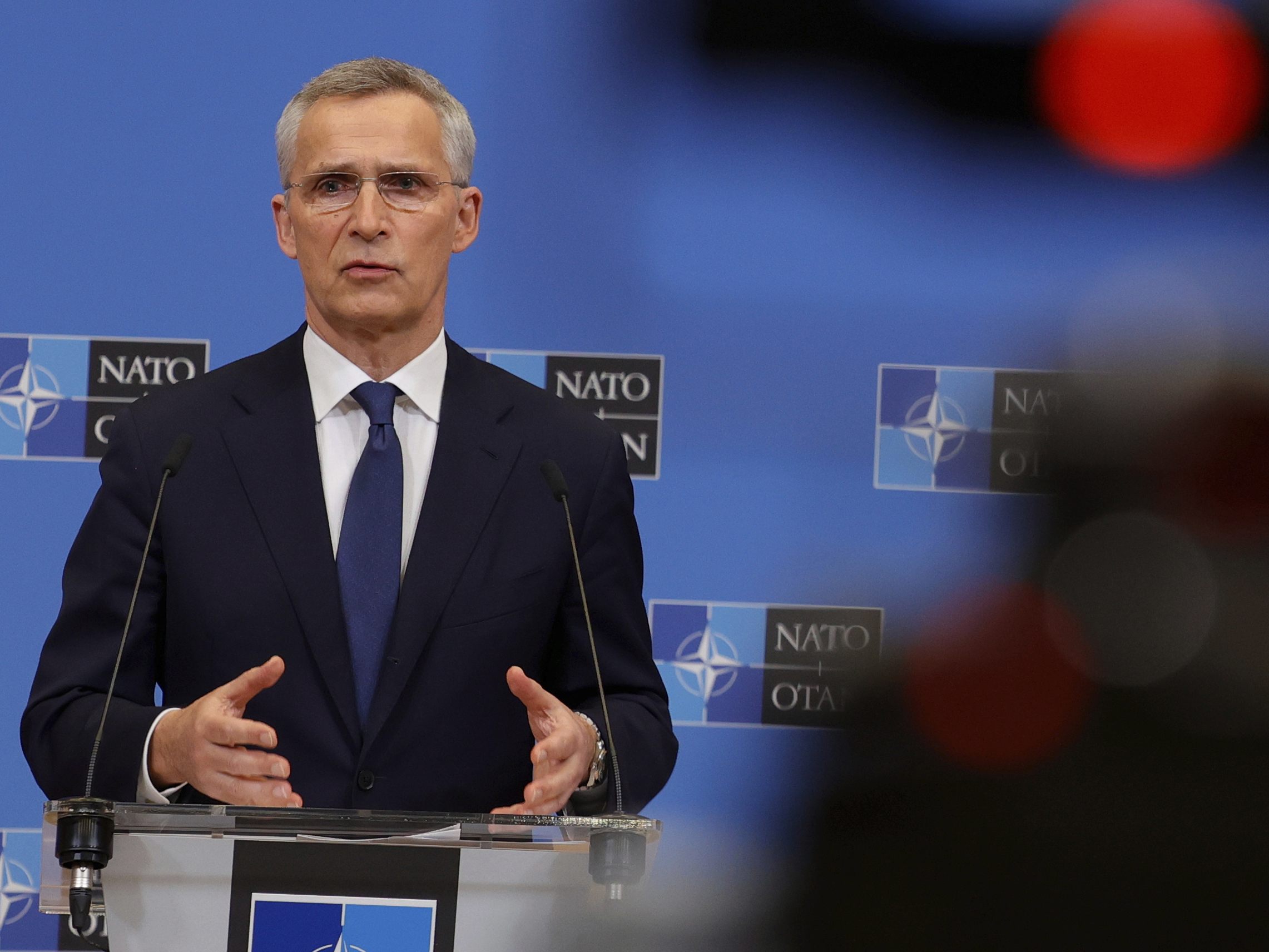Laut NATO-Generalsekretär Jens Stoltenberg plane die NATO eine ständige Militärpräsenz an ihren Grenzen.