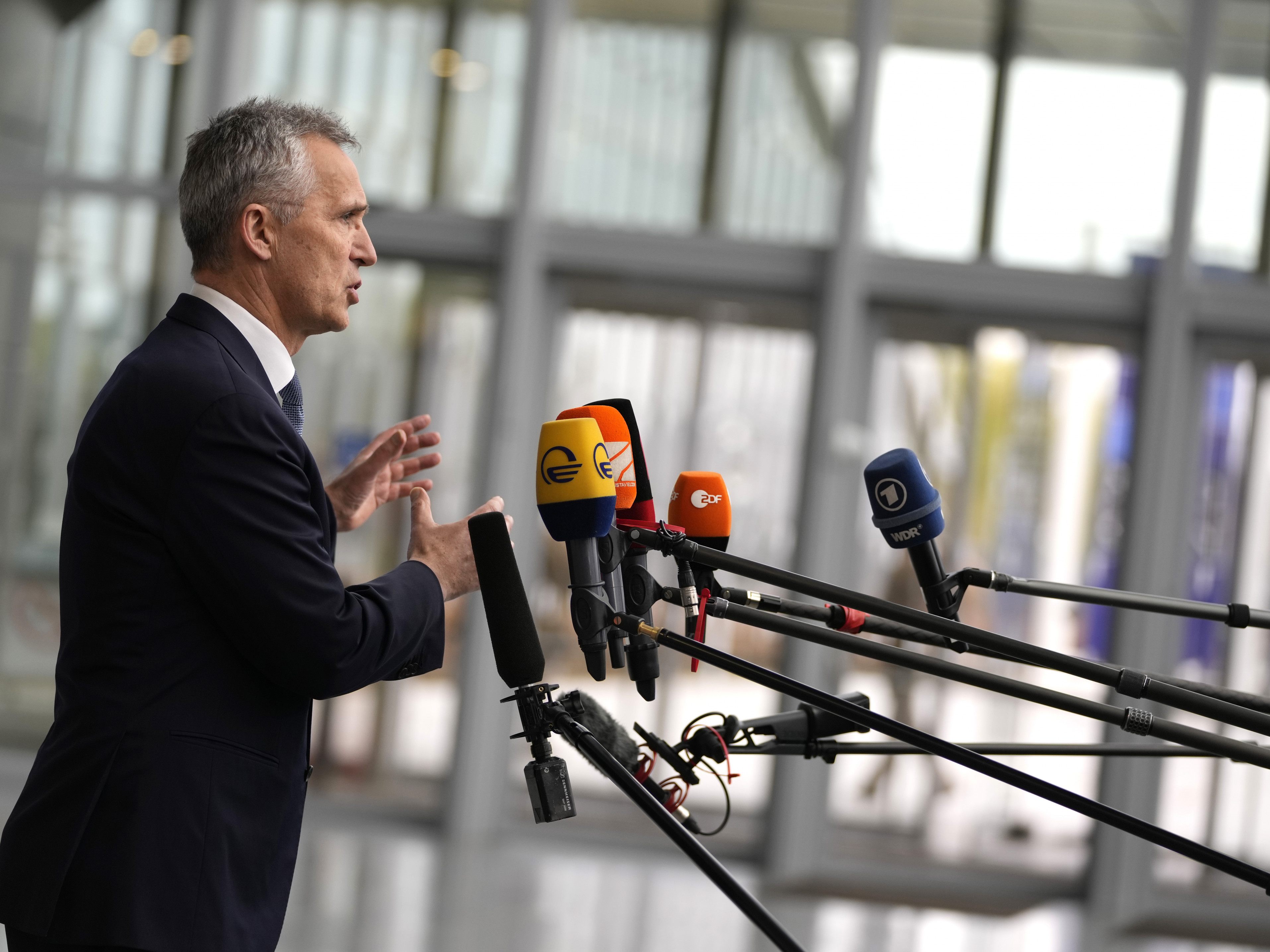 Stoltenberg sicherte der Ukraine weitere Waffenlieferungen zu. Stoltenberg sicherte der Ukraine weitere Waffenlieferungen zu.