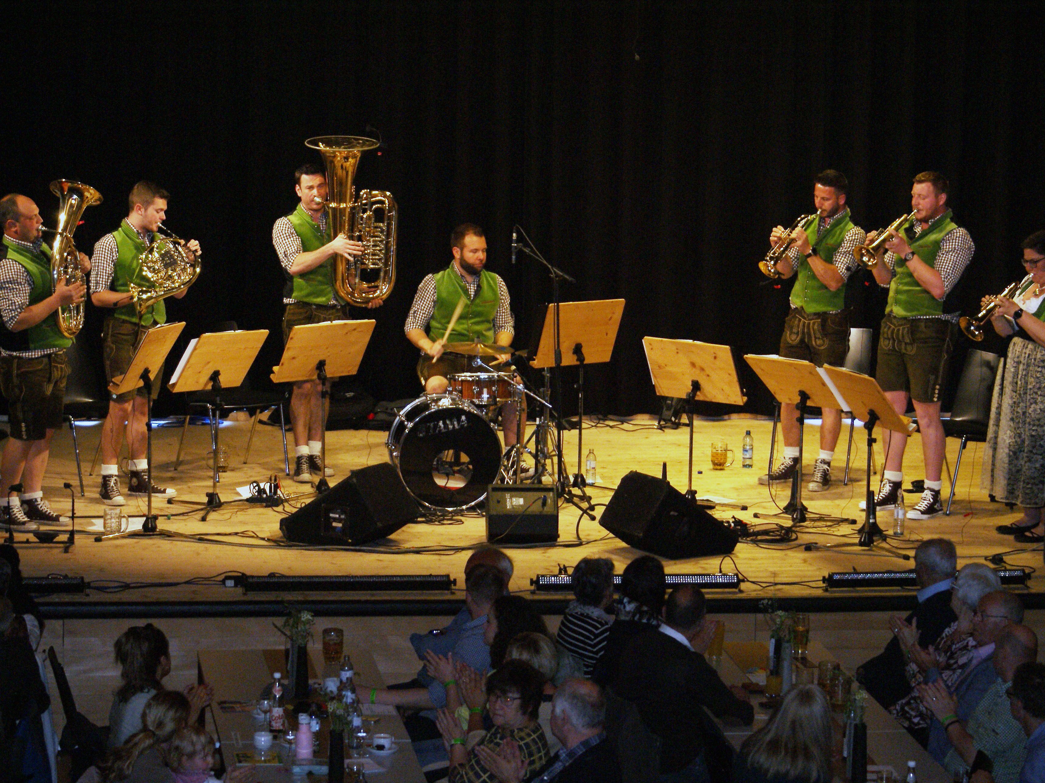 Die CD-Präsentation von „Buch Brass“ war ein Publikumsmagnet am Ostermontag. Die CD-Präsentation von „Buch Brass“ war ein Publikumsmagnet am Ostermontag.