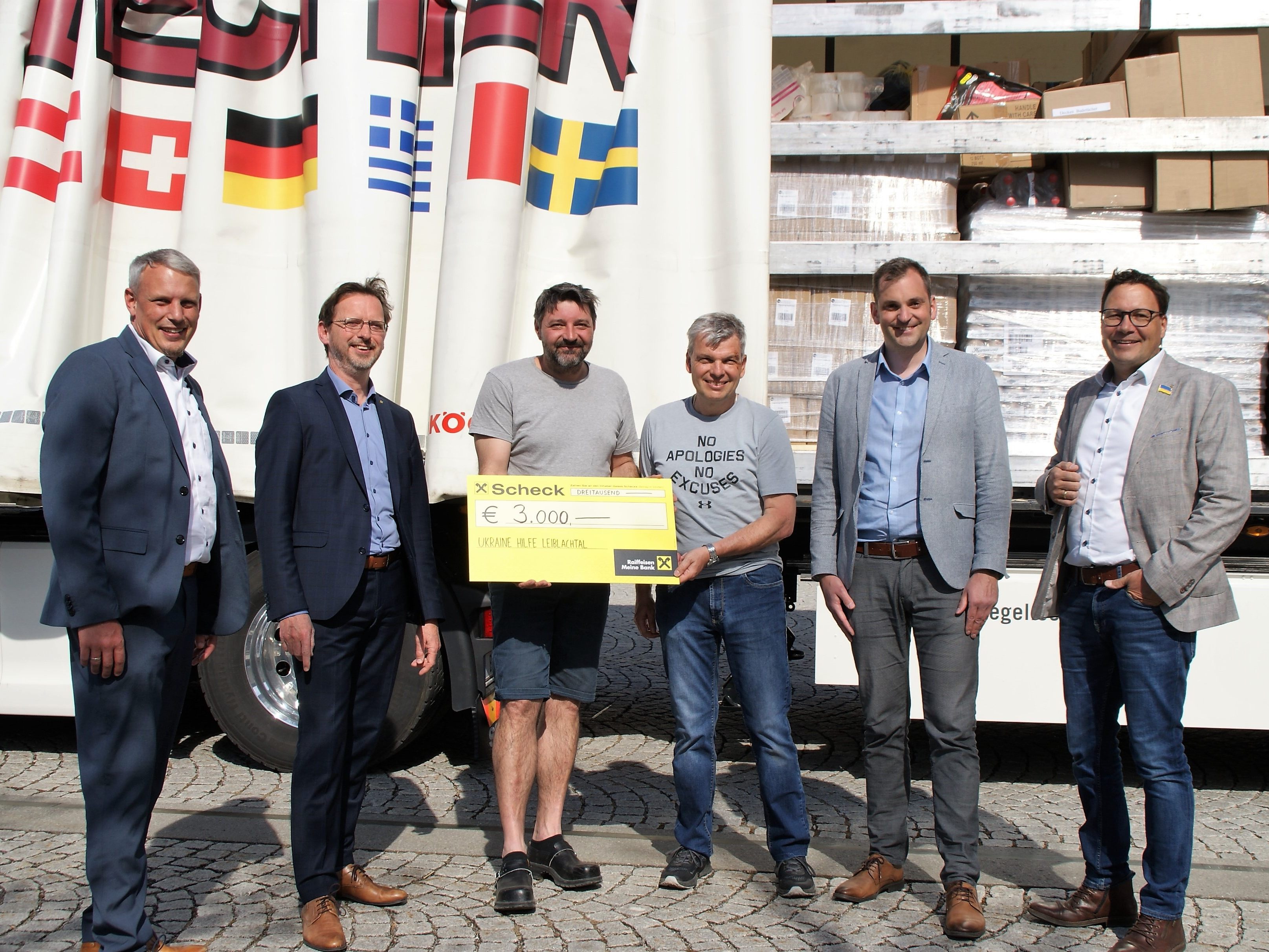 Scheckübergabe beim ersten Sammeltermin: Christian Eienbach (Regionsleiter) mit Vorstand Hubert Giselbrecht von der Raiba Bodensee-Leiblachtal, Frächter Christian Bechter, Unternehmer Karl Schmelzenbach, Bürgermeister Andreas Kresser mit Vize Stefan Fischnaller (v.l.n.r.)