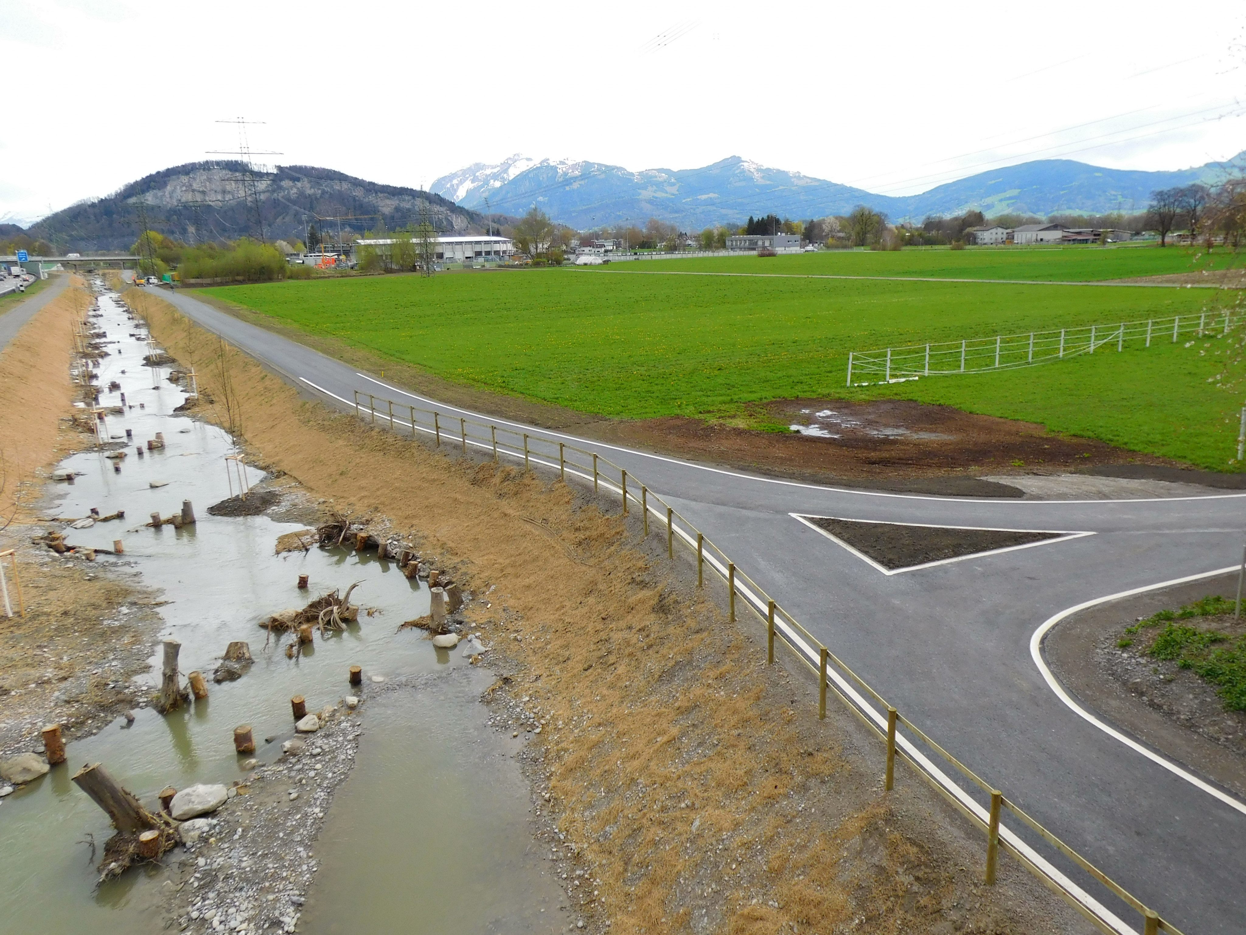 Neben dem renaturierten Emmebach entstand ein neuer asphaltierter Radweg