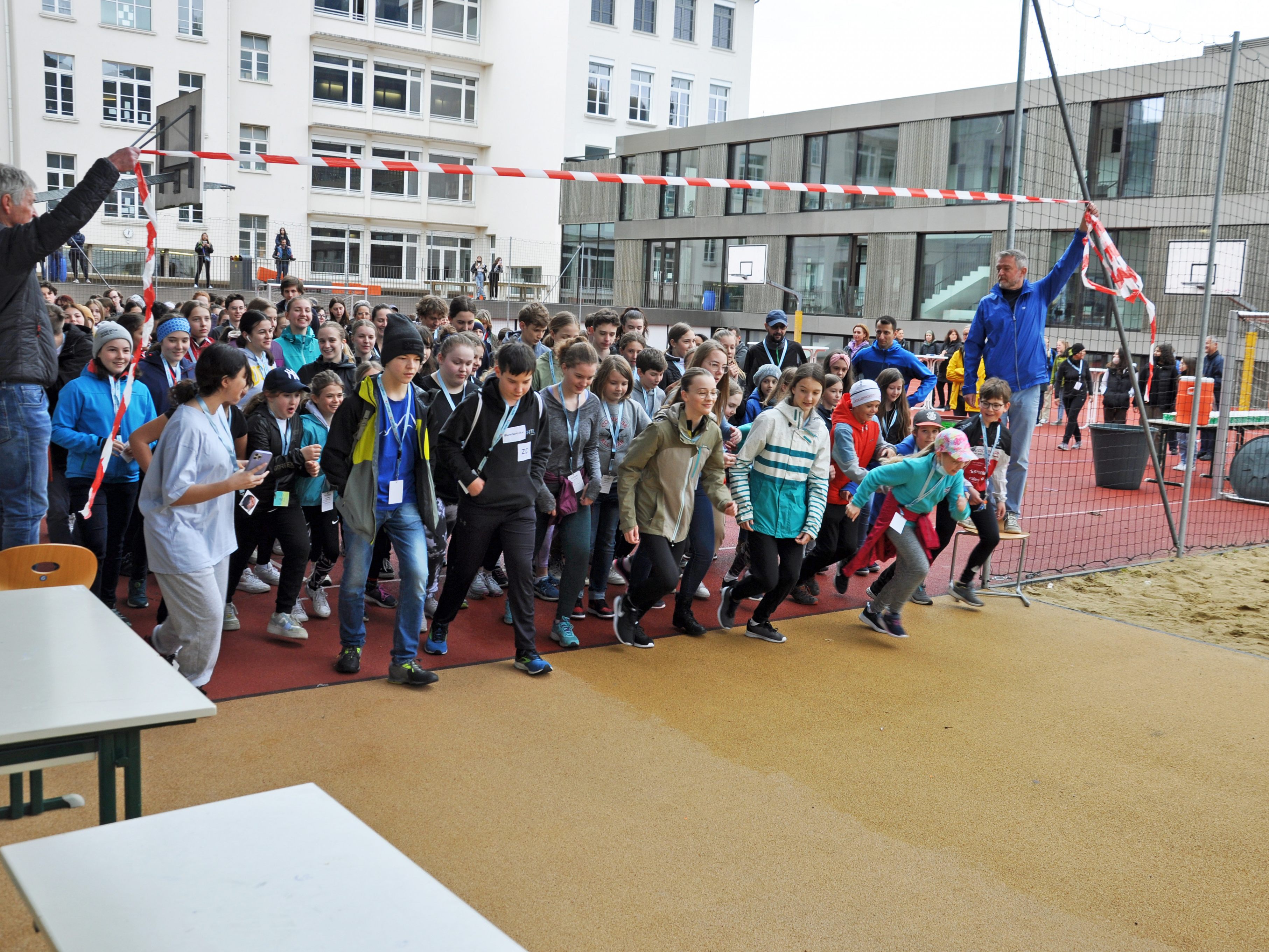 Insgesamt 400 Schüler und Lehrpersonen waren beim Spendenlauf zugunsten der Ukraine dabei.