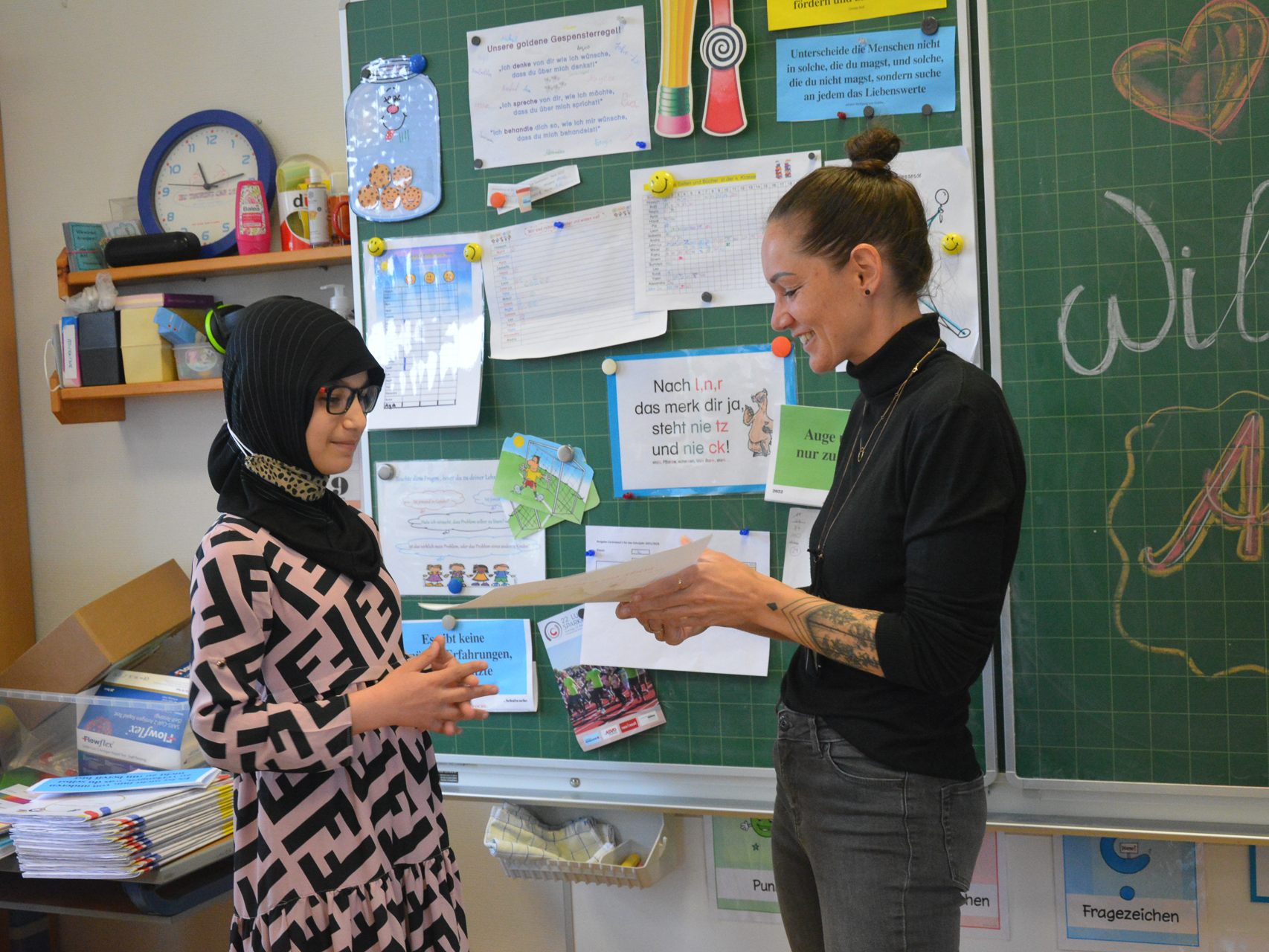 Schülerin Sumaya von der Volksschule Rheindorf dankt Schulsekretärin Katja Riedmann für ihren Einsatz. Schülerin Sumaya von der Volksschule Rheindorf dankt Schulsekretärin Katja Riedmann für ihren Einsatz.