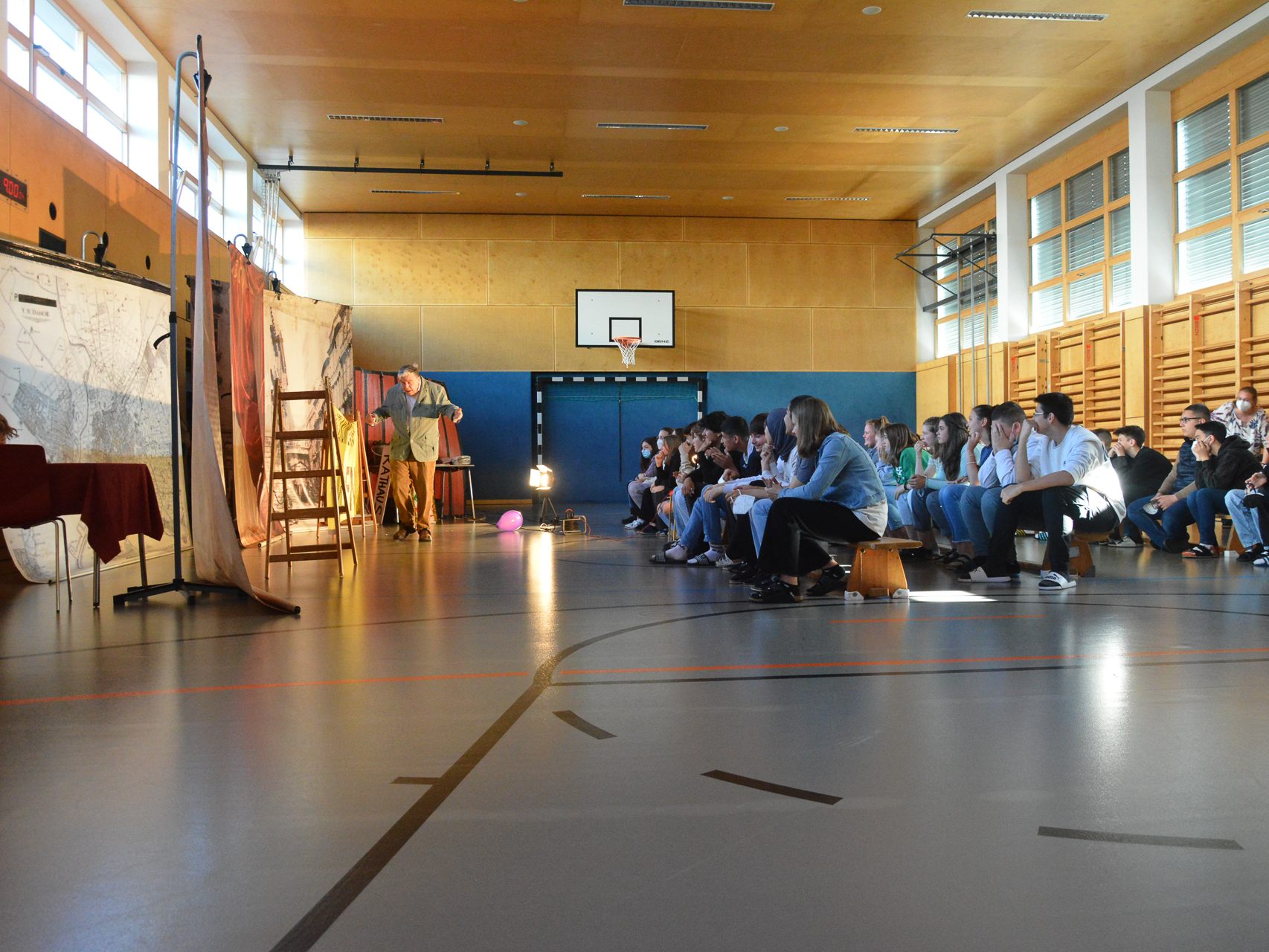 In der Mittelschule Rheindorf wurde der Literaturklassiker "Der Besucht der alten Dame" von Friedrich Dürrenmatt vom Forum Theater Wien aufgeführt.