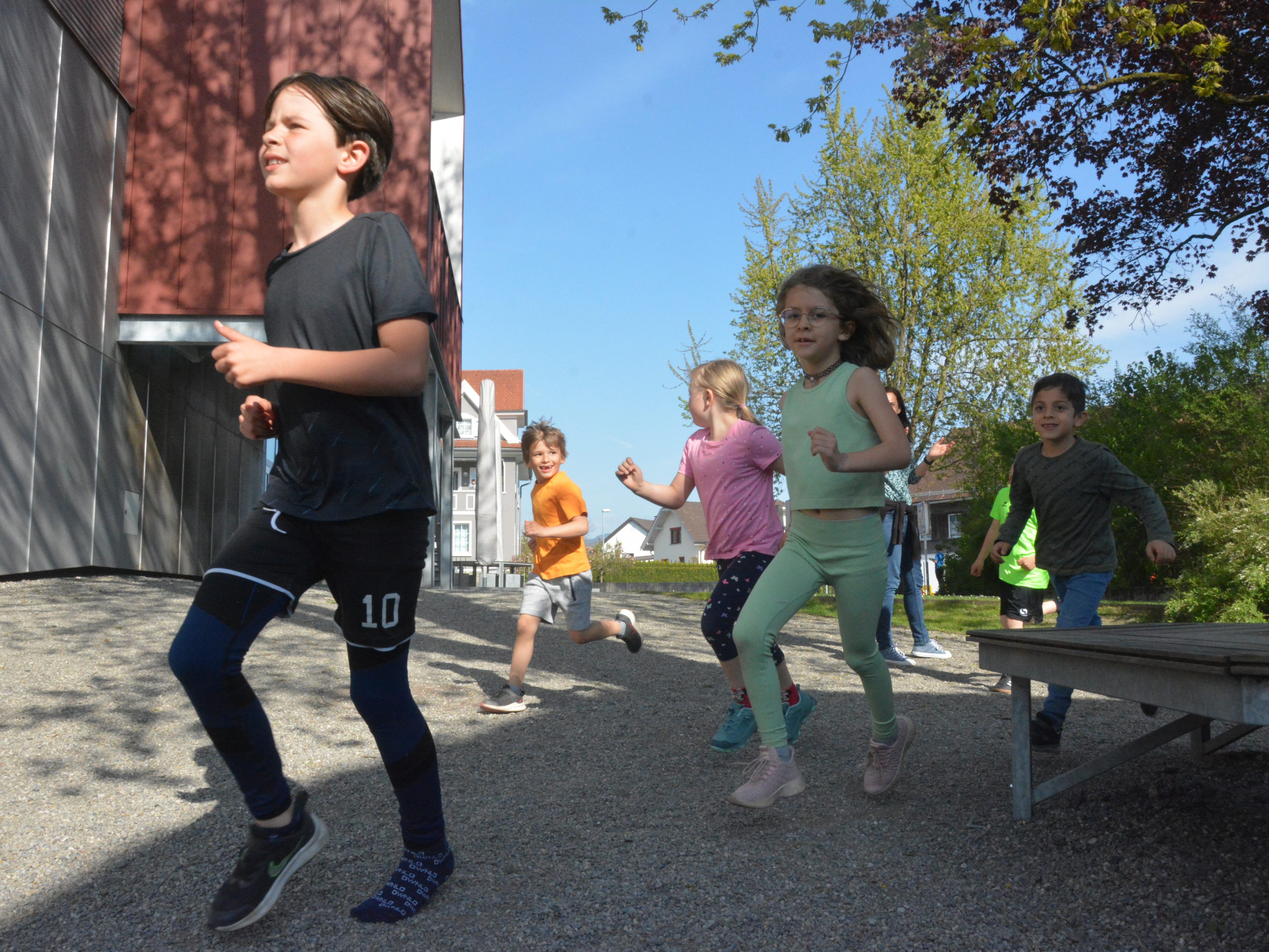 Die Schüler der Volksschule Rheindorf gaben beim Stundenlauf für die Ukraine alles, um möblichst viel Geld zusammenzubringen. Die Schüler der Volksschule Rheindorf gaben beim Stundenlauf für die Ukraine alles, um möblichst viel Geld zusammenzubringen.