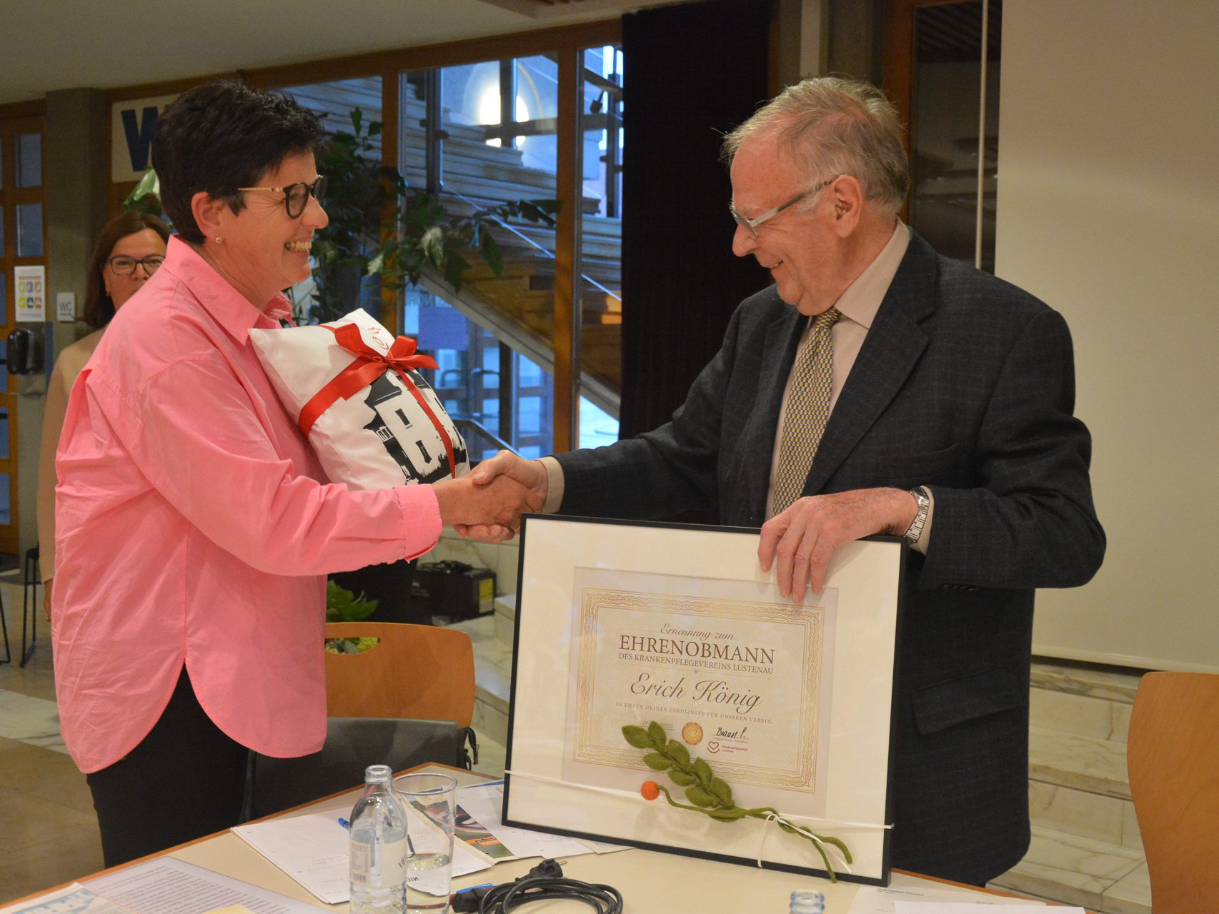 Erich König, Obmann des Krankenpflegevereins Lustenau, legte nach 35 Jahren seine Obmannschaft nieder. Erich König, Obmann des Krankenpflegevereins Lustenau, legte nach 35 Jahren seine Obmannschaft nieder.