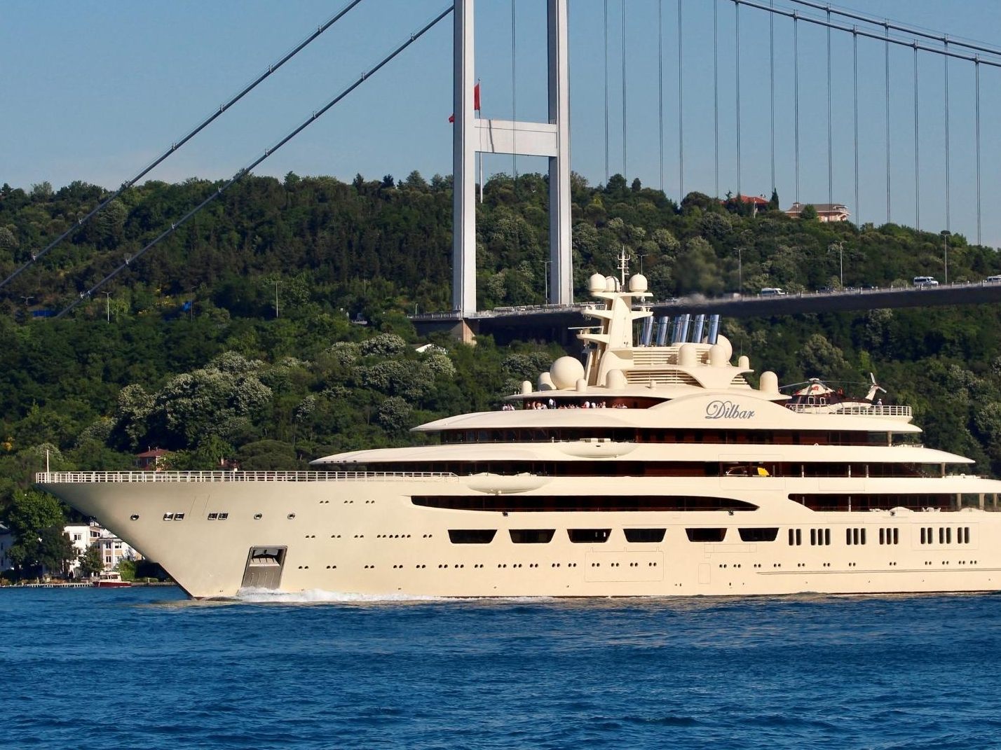 Die mit mehr als 500 Millionen Euro angeblich teuerste Luxusjacht der Welt wurde mit einem Verfügungsverbot belegt. Die mit mehr als 500 Millionen Euro angeblich teuerste Luxusjacht der Welt wurde mit einem Verfügungsverbot belegt.
