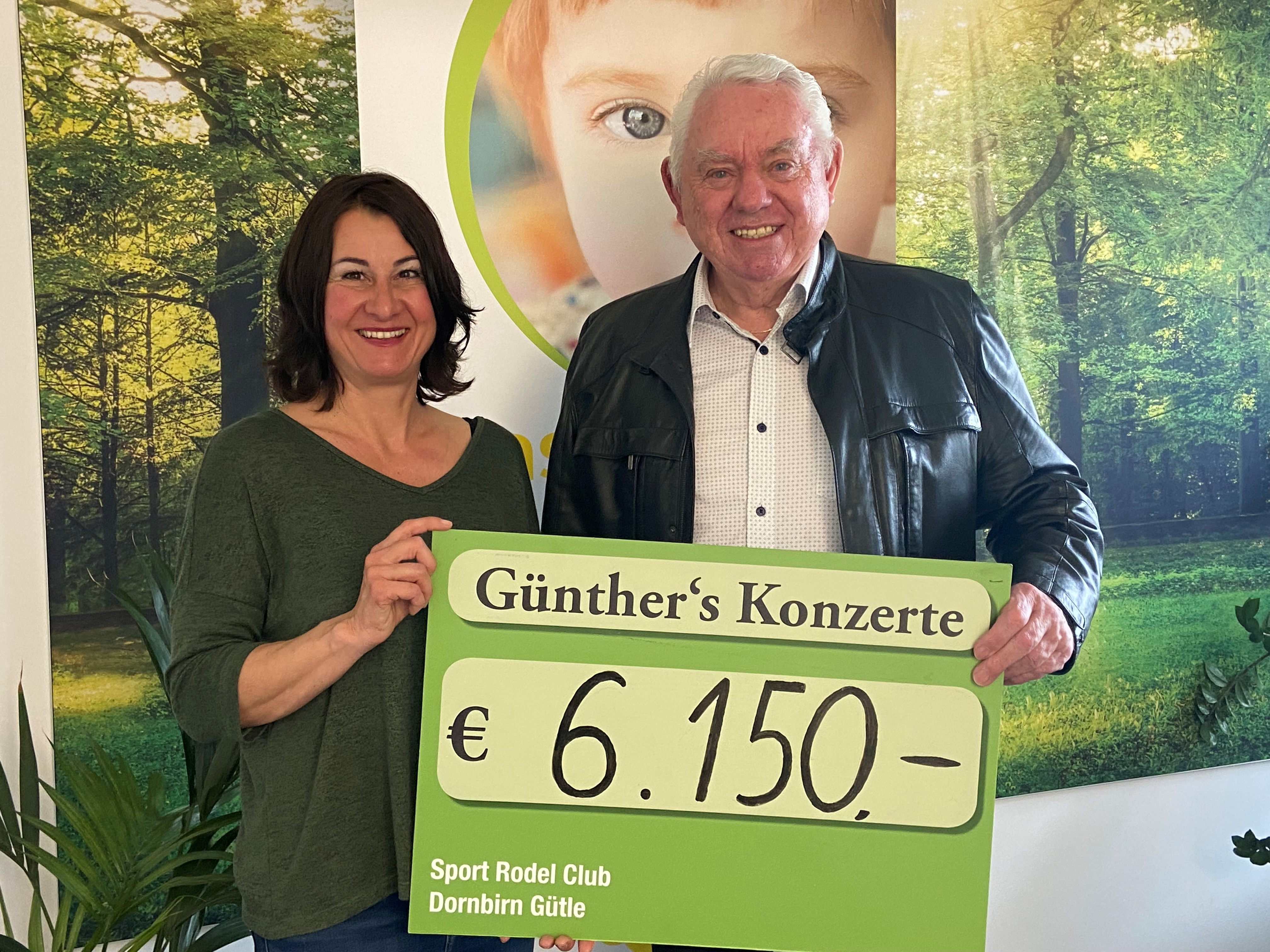 Susanne Marosch freute sich mit Günther Lutz über die stolze Spendensumme, die trotz verringerter Besucheranzahl erzielt wurde. Susanne Marosch freute sich mit Günther Lutz über die stolze Spendensumme, die trotz verringerter Besucheranzahl erzielt wurde.