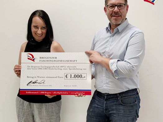 Hofschatzmeister Alexander Berkmann überbrachte die Spende der Bregenzer Faschingsgesellschaft für den ORE ORE Kinderball an Sandra Corona Hofschatzmeister Alexander Berkmann überbrachte die Spende der Bregenzer Faschingsgesellschaft für den ORE ORE Kinderball an Sandra Corona