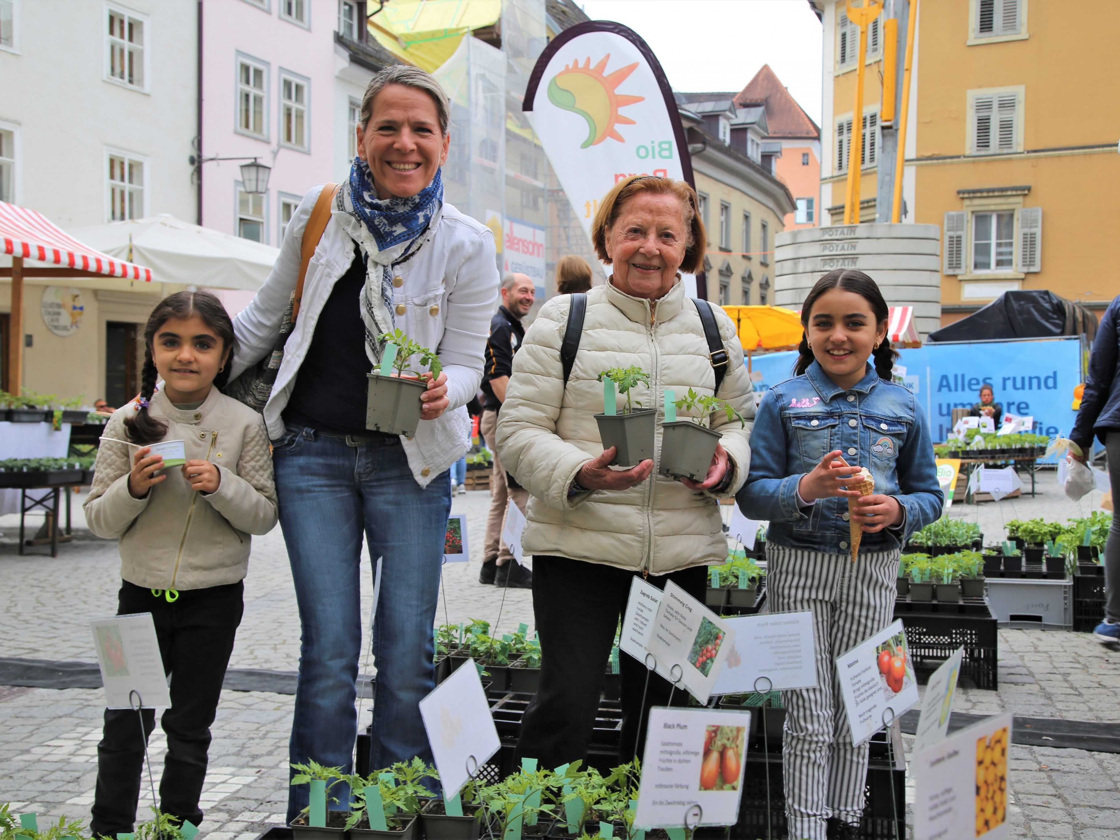 Laney, Sonia, Gerti und Lanya beim Setzlingsmarkt.