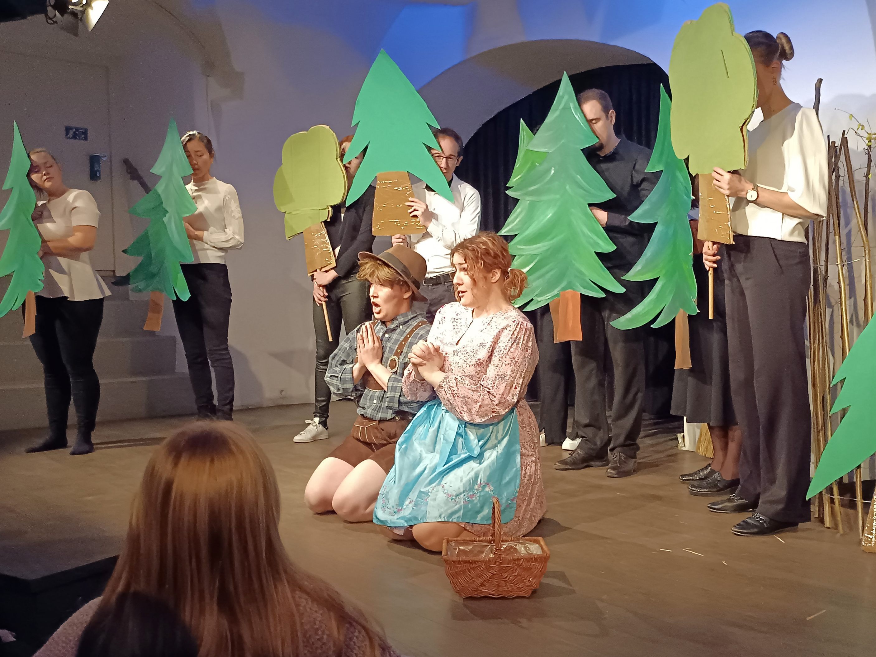 Hänsel und Gretel beten im Wald