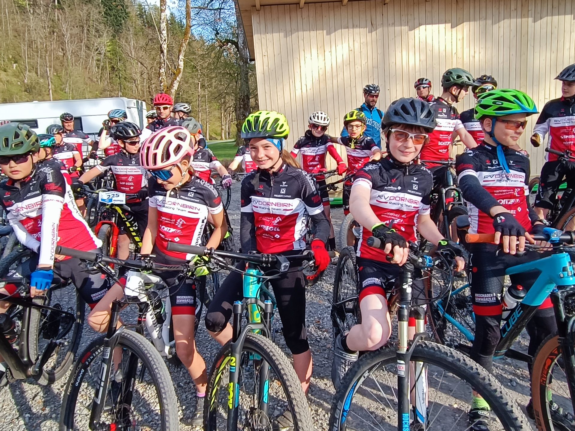 Mit viel Freude starteten die Nachwuchsbiker des RV Dornbirn sowie das Trainer-Team in die neue Saison. Mit viel Freude starteten die Nachwuchsbiker des RV Dornbirn sowie das Trainer-Team in die neue Saison.