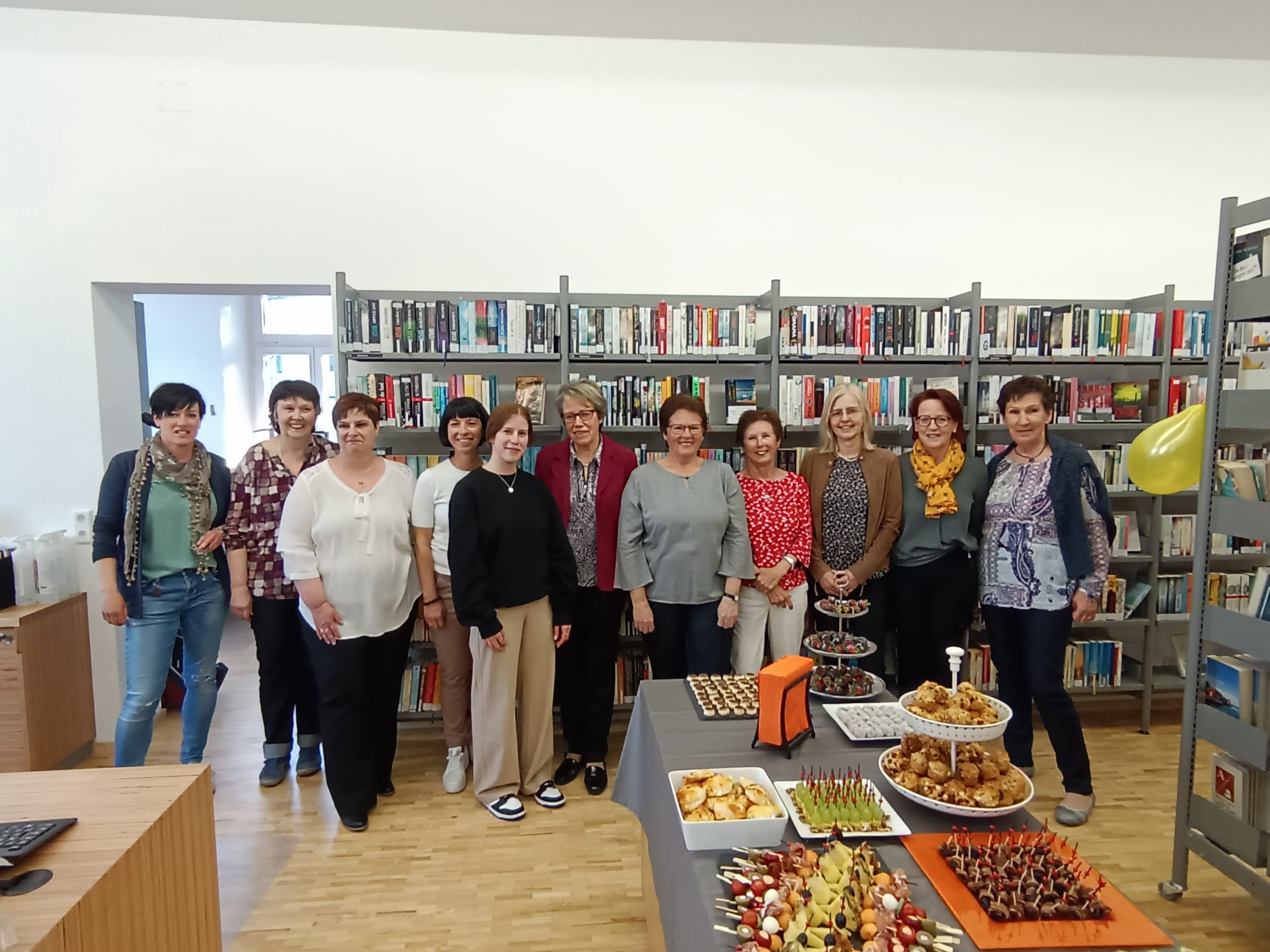 Das Bibliotheksteam mit Leitung und ehrenamtlichen Mitarbeiterinnen.