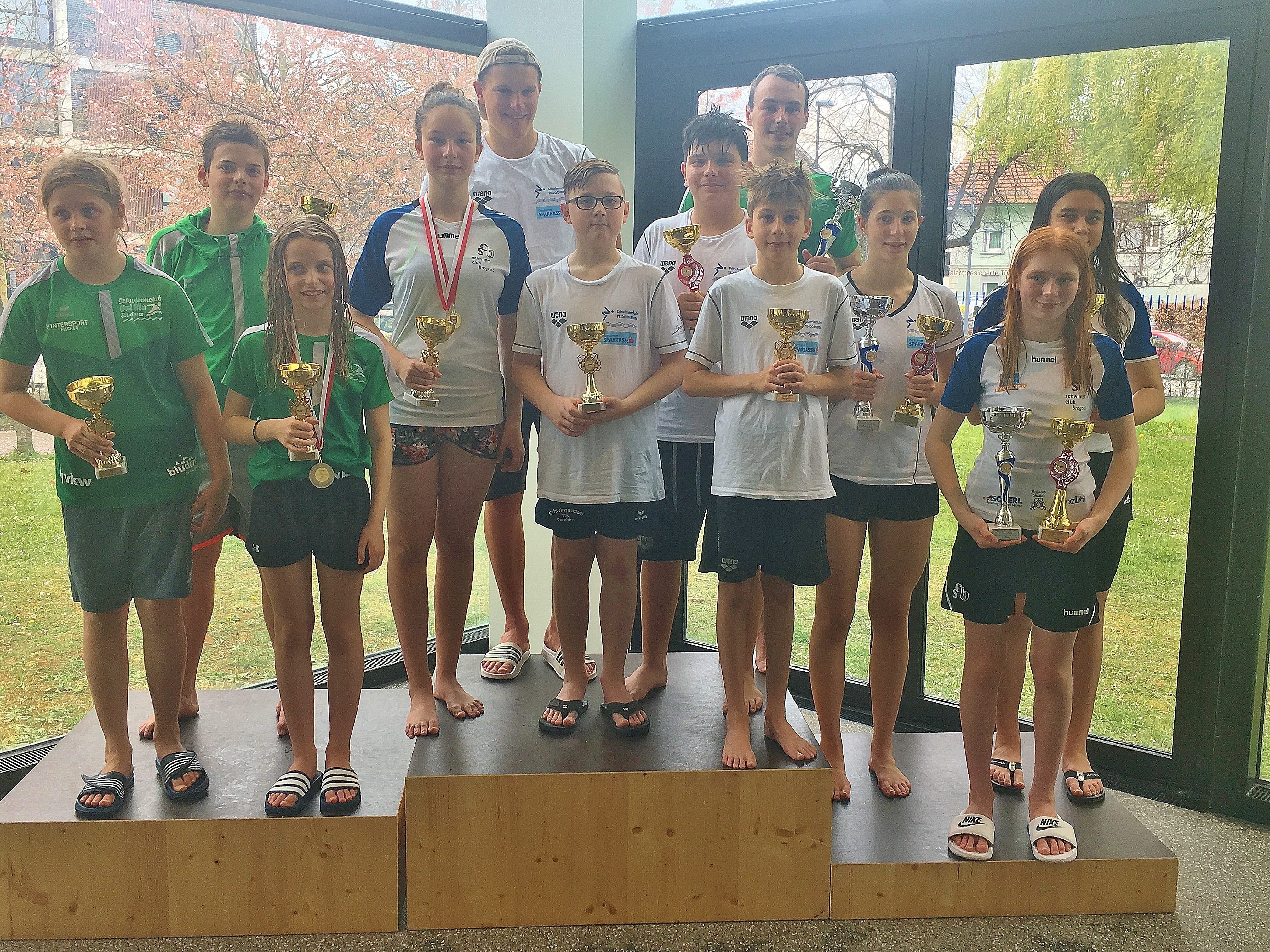Die stolzen Pokalgewinner der Hallenlandesmeisterschaft im Schwimmen. Die stolzen Pokalgewinner der Hallenlandesmeisterschaft im Schwimmen.