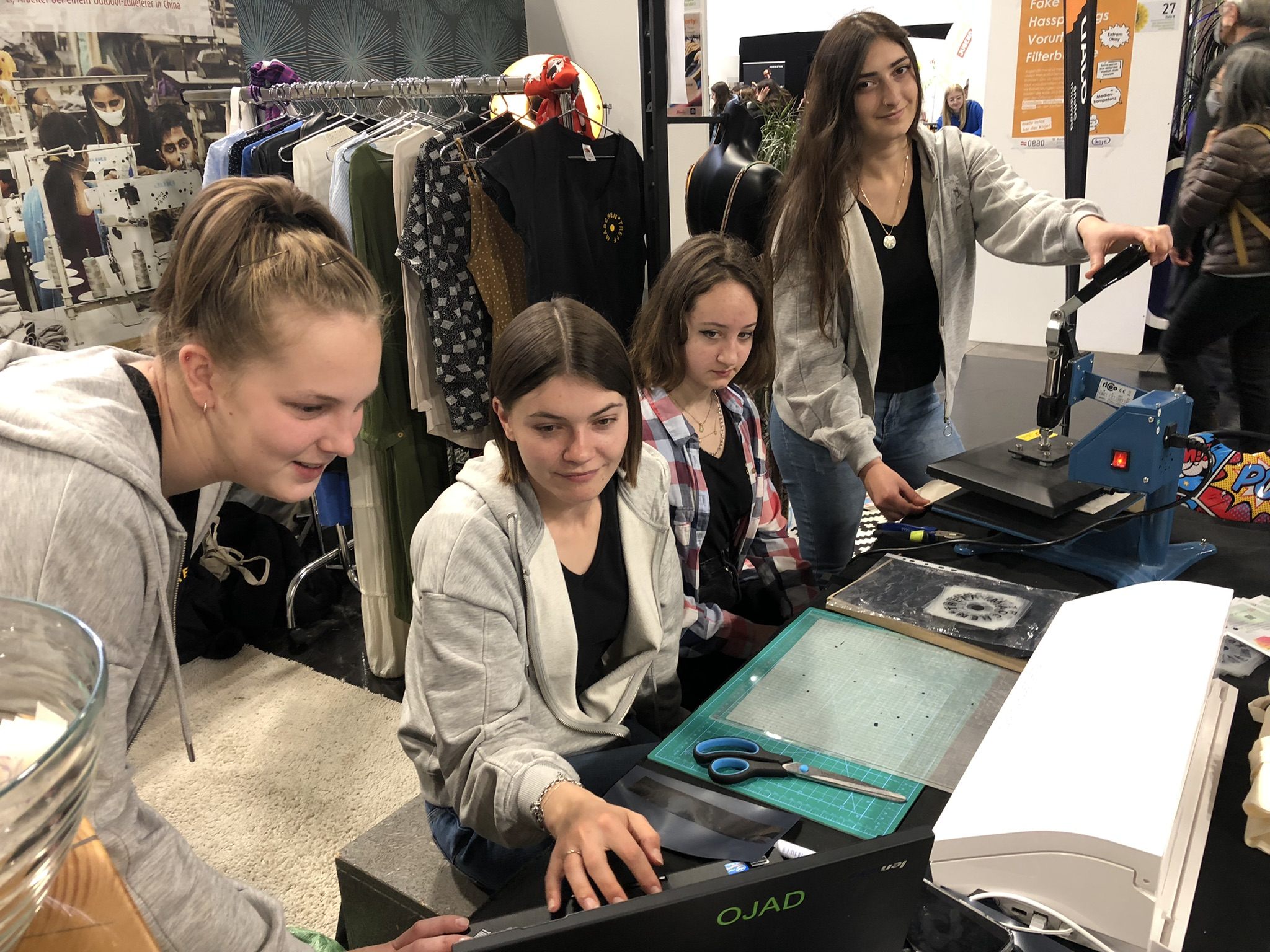 Hanna Mzik (2. vl-Leiterin Mädchentreff OJAD), sowie Nadine, Mona und Sedef setzen sich auch kritisch mit dem Thema Mode auseinander. Hanna Mzik (2. vl-Leiterin Mädchentreff OJAD), sowie Nadine, Mona und Sedef setzen sich auch kritisch mit dem Thema Mode auseinander.