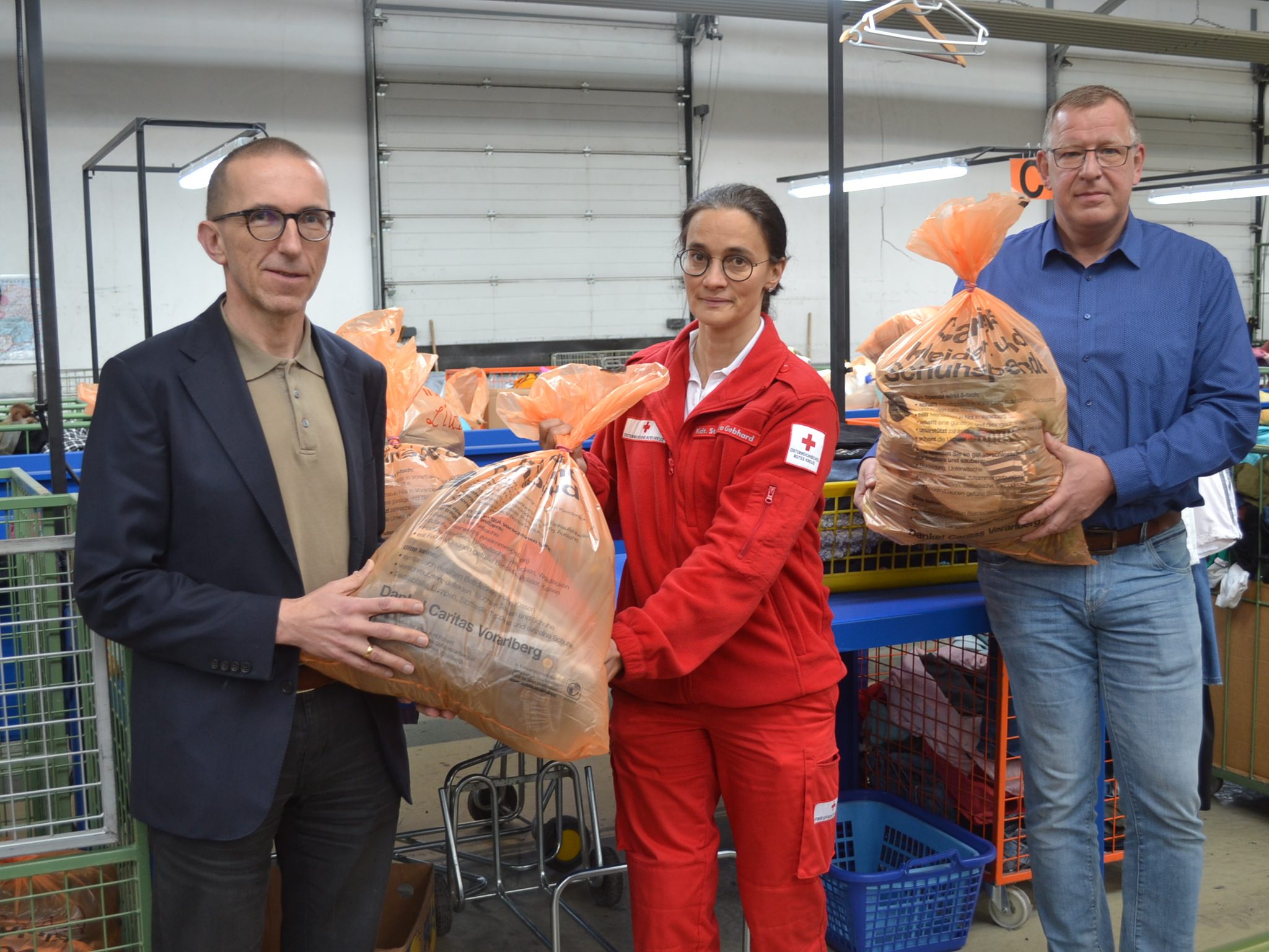 Caritasdirektor Walter Schmolly, Kdt.Stv. Rotes Kreuz, Petra Gebhard (in Vertretung von Geschäftsführerin Janine Gozzi) sowie Leiter carla-Tex, Peter Waldmann. Caritasdirektor Walter Schmolly, Kdt.Stv. Rotes Kreuz, Petra Gebhard (in Vertretung von Geschäftsführerin Janine Gozzi) sowie Leiter carla-Tex, Peter Waldmann.