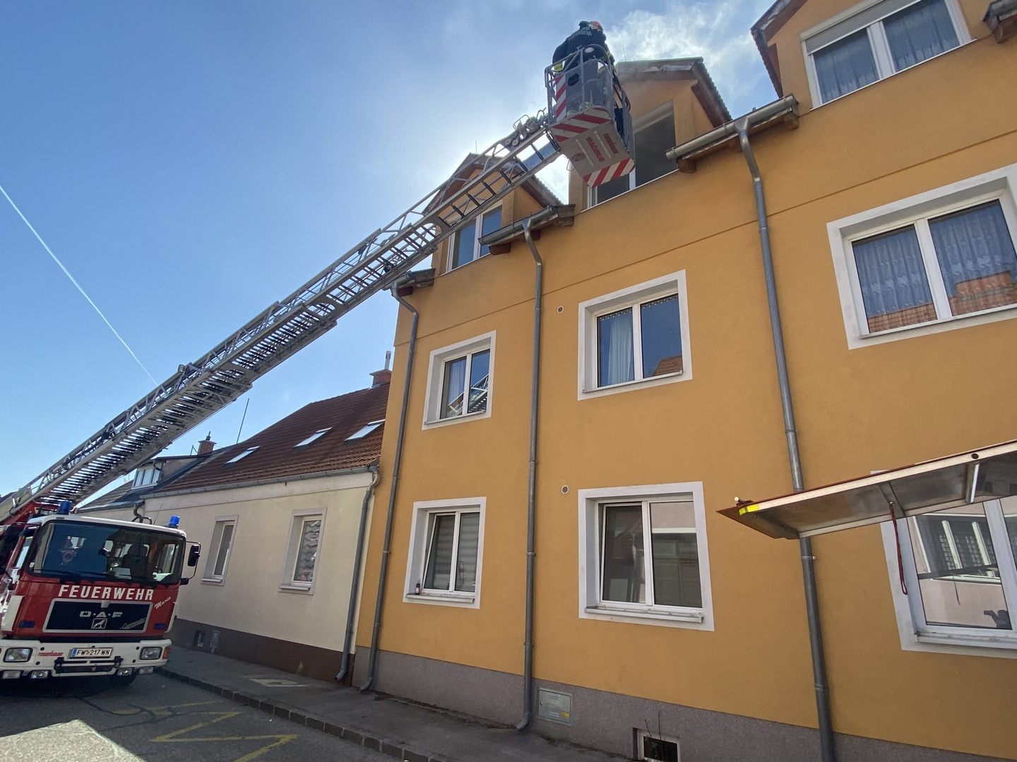 Die Freiwillige Feuerwehr konnte einen Brand in einem Wohnhaus in Wiener Neustadt rasch eindämmen