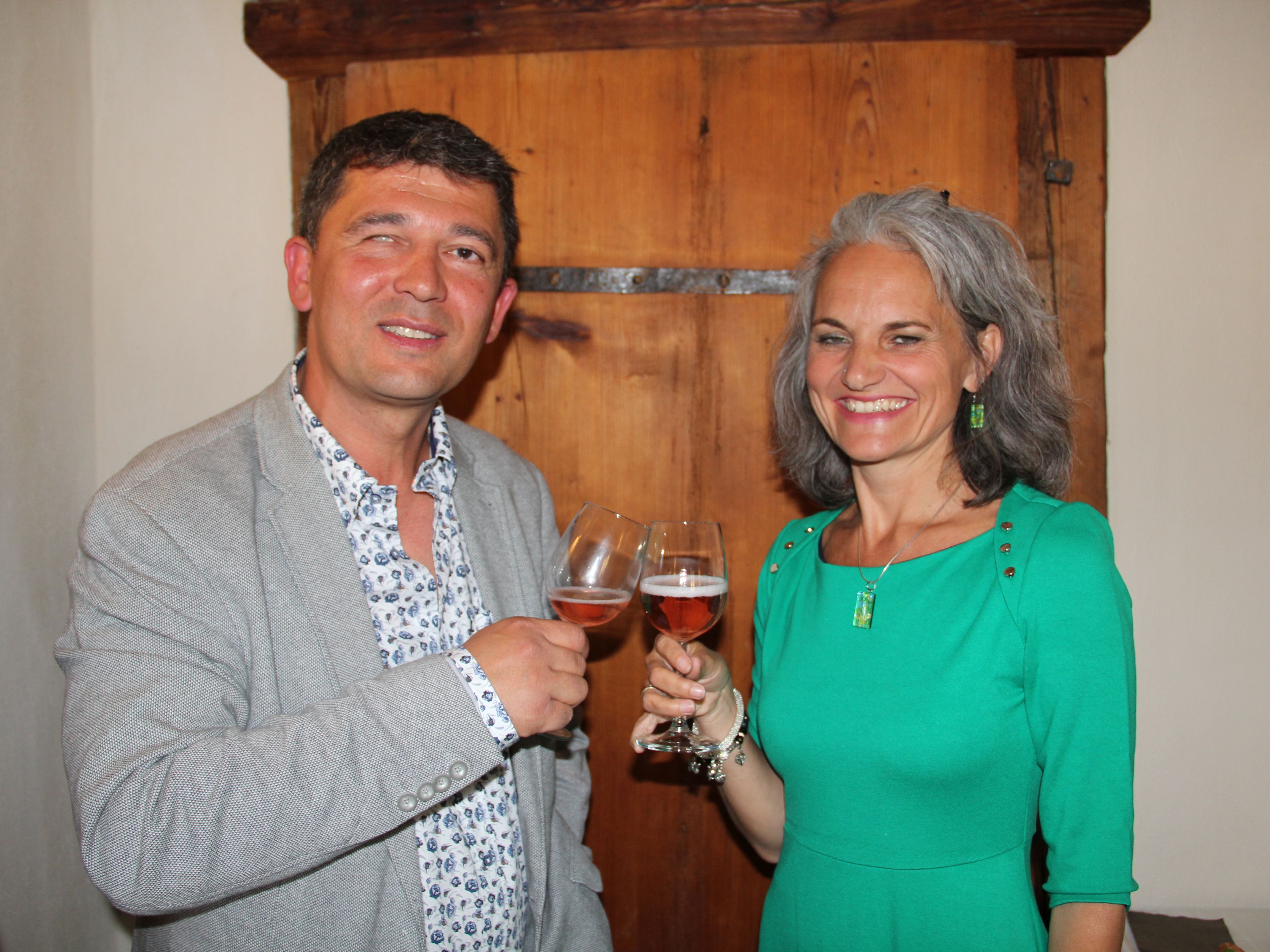 Ljubisa Markovic und Kristin Koch bei der Eröffnung der Praxisräumlichkeiten. Ljubisa Markovic und Kristin Koch bei der Eröffnung der Praxisräumlichkeiten.