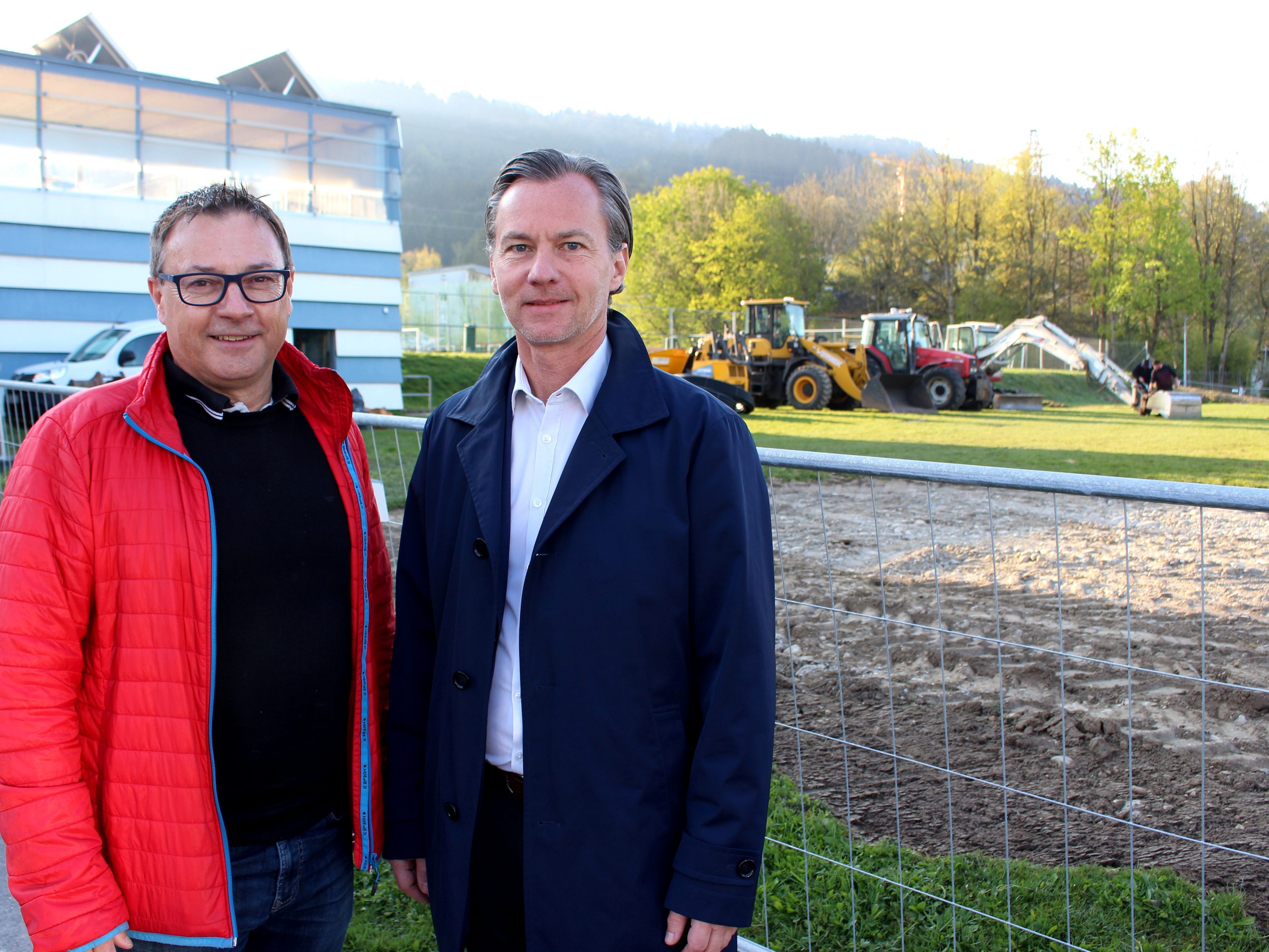 Sportreferent Vizebürgermeister Christophorus Schmid freut sich mit Alexander Schiller, dem Obmann des SV typico Lochau, über die Umsetzung des lange eingeforderten neuen Kunstrasen-Trainingsplatz am Hoferfeld. Sportreferent Vizebürgermeister Christophorus Schmid freut sich mit Alexander Schiller, dem Obmann des SV typico Lochau, über die Umsetzung des lange eingeforderten neuen Kunstrasen-Trainingsplatz am Hoferfeld.