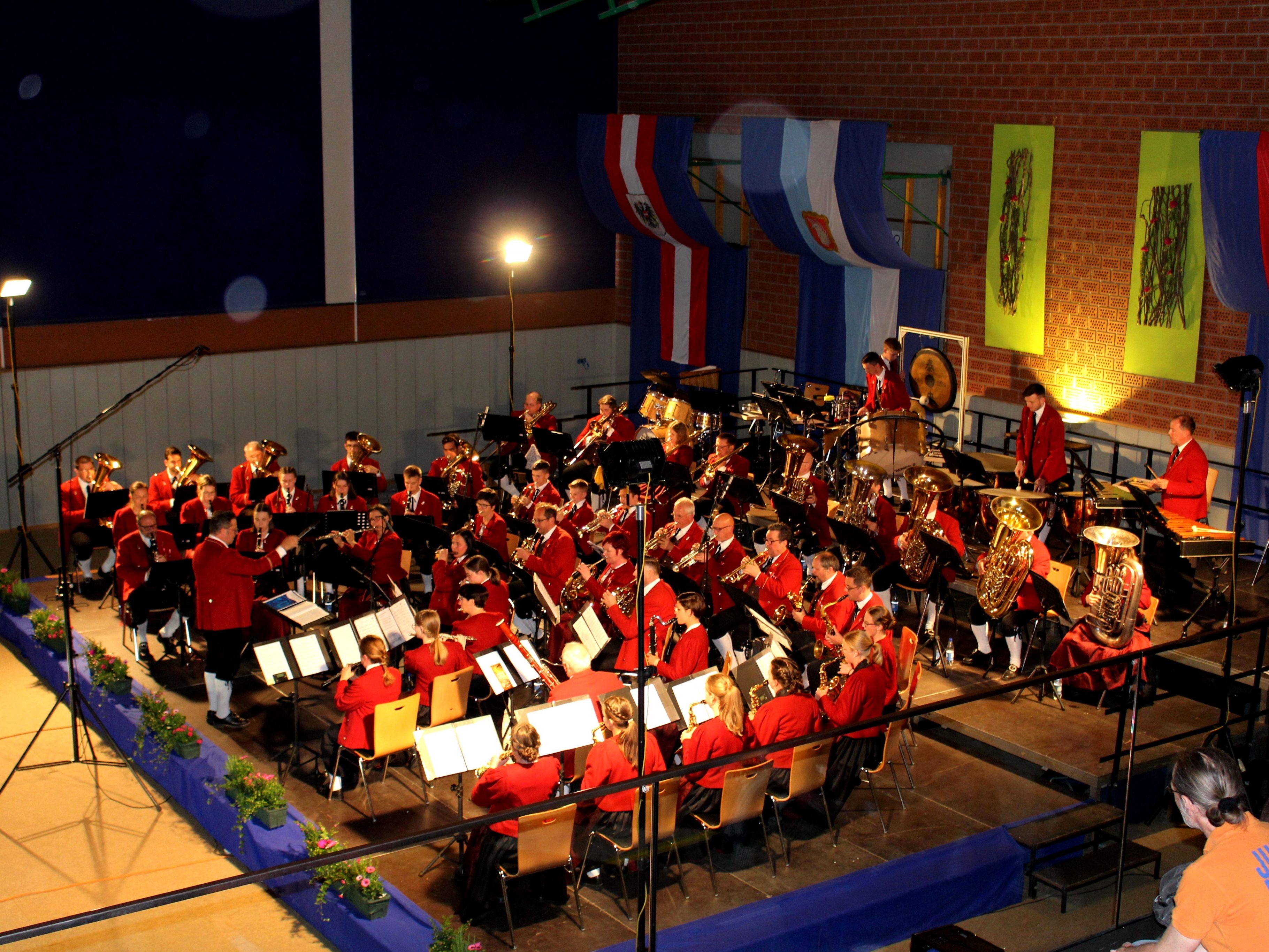 Mit großem Applaus gratulierten über 500 Blasmusikfreunde dem Musikverein Lochau unter der Stabführung von Kapellmeister Harald Schele für ein bestens gelungenes Frühlingskonzert. Mit großem Applaus gratulierten über 500 Blasmusikfreunde dem Musikverein Lochau unter der Stabführung von Kapellmeister Harald Schele für ein bestens gelungenes Frühlingskonzert.