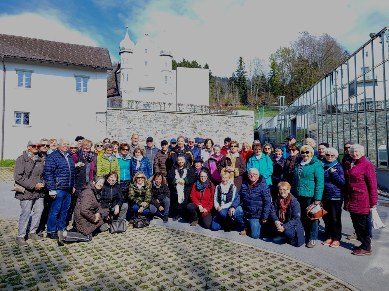 Als Obmann des Seniorenbundes lud aBgm. Xaver Sinz als äußerst fachkundiger Führer zu einem „Dorfspaziergang“, um das „alte Lochau“ anhand von historischen Fototafeln kennenzulernen und damit auch „Ortsgeschichte“ aufs Neue zu erleben.