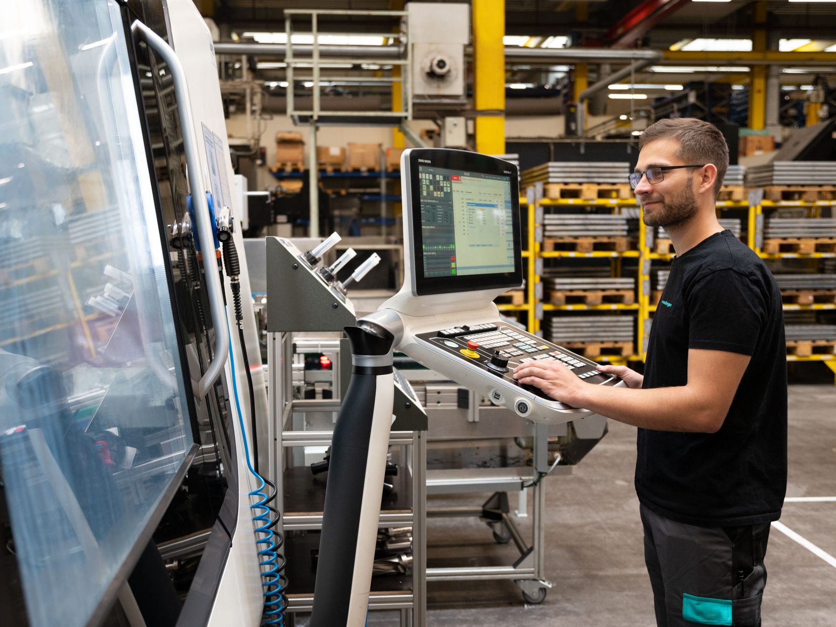 Mario gefällt sein Arbeitsplatz an den CNC-Maschinen. © Meusburger