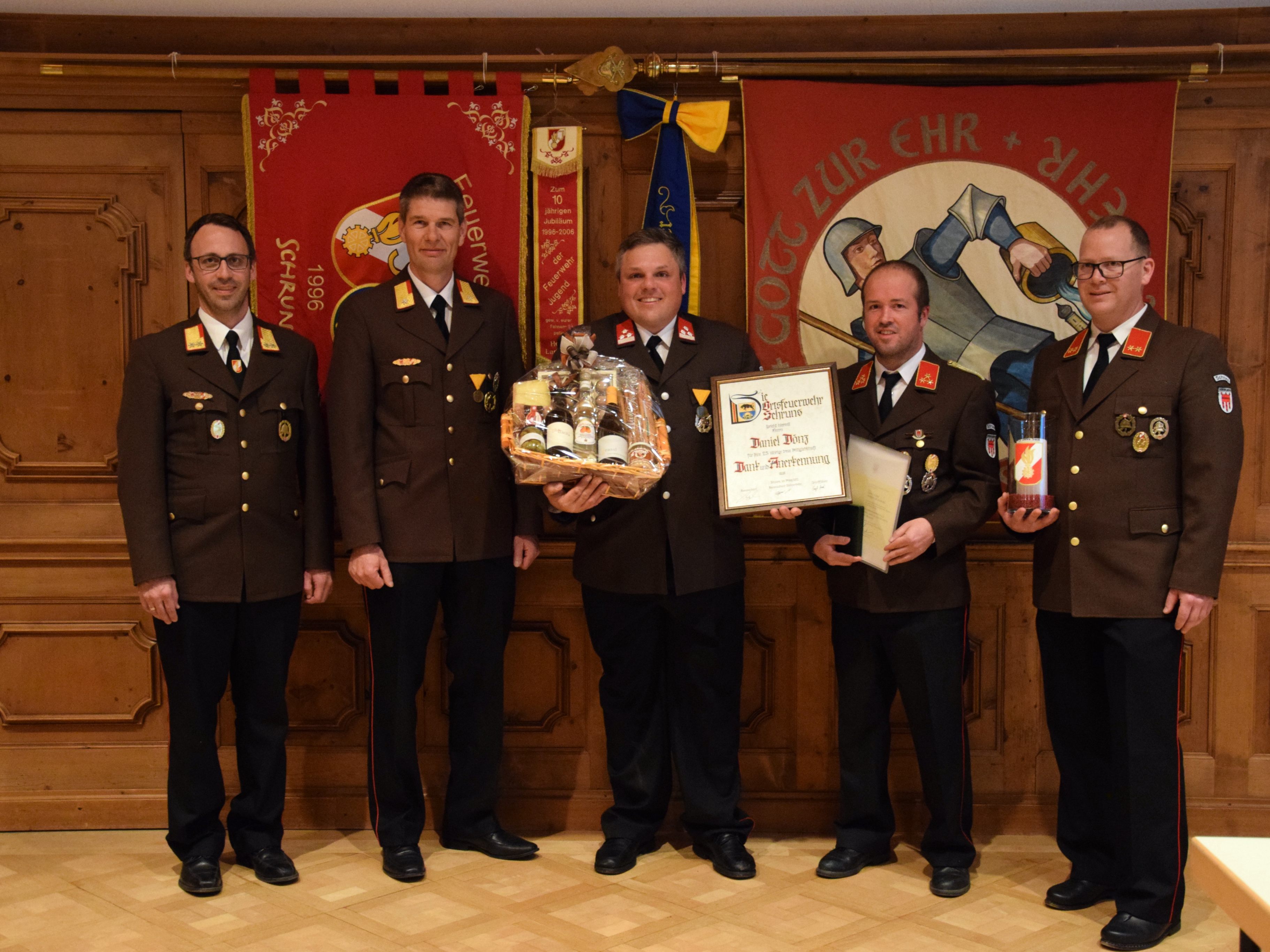 Bezirksvertreter Florian Beiser, Abschnittsfeuerwehrkommandant Markus Greber, der Geehrte Daniel Dönz, Feuerwehrkommandant Lukas Beck und Philipp Neyer bei der Ehrung im Pfarrheim St. Jodok, anlässlich der 138. Jahreshauptversammlung der Ortsfeuerwehr Schruns