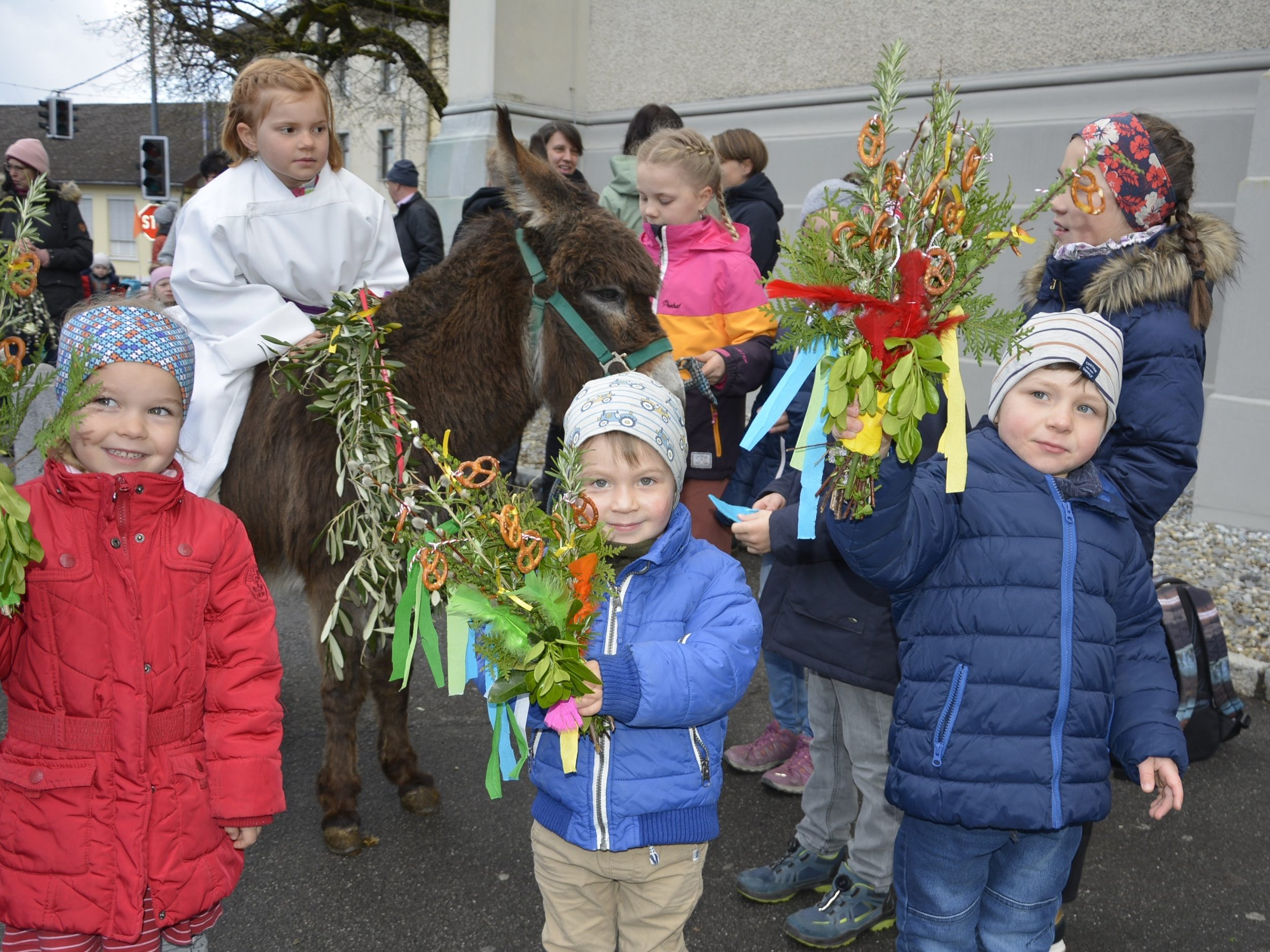 In Dornbirn-Hatlerdorf wurde Palmsonntag mit Palmbuschen und Esel gefeiert. In Dornbirn-Hatlerdorf wurde Palmsonntag mit Palmbuschen und Esel gefeiert.