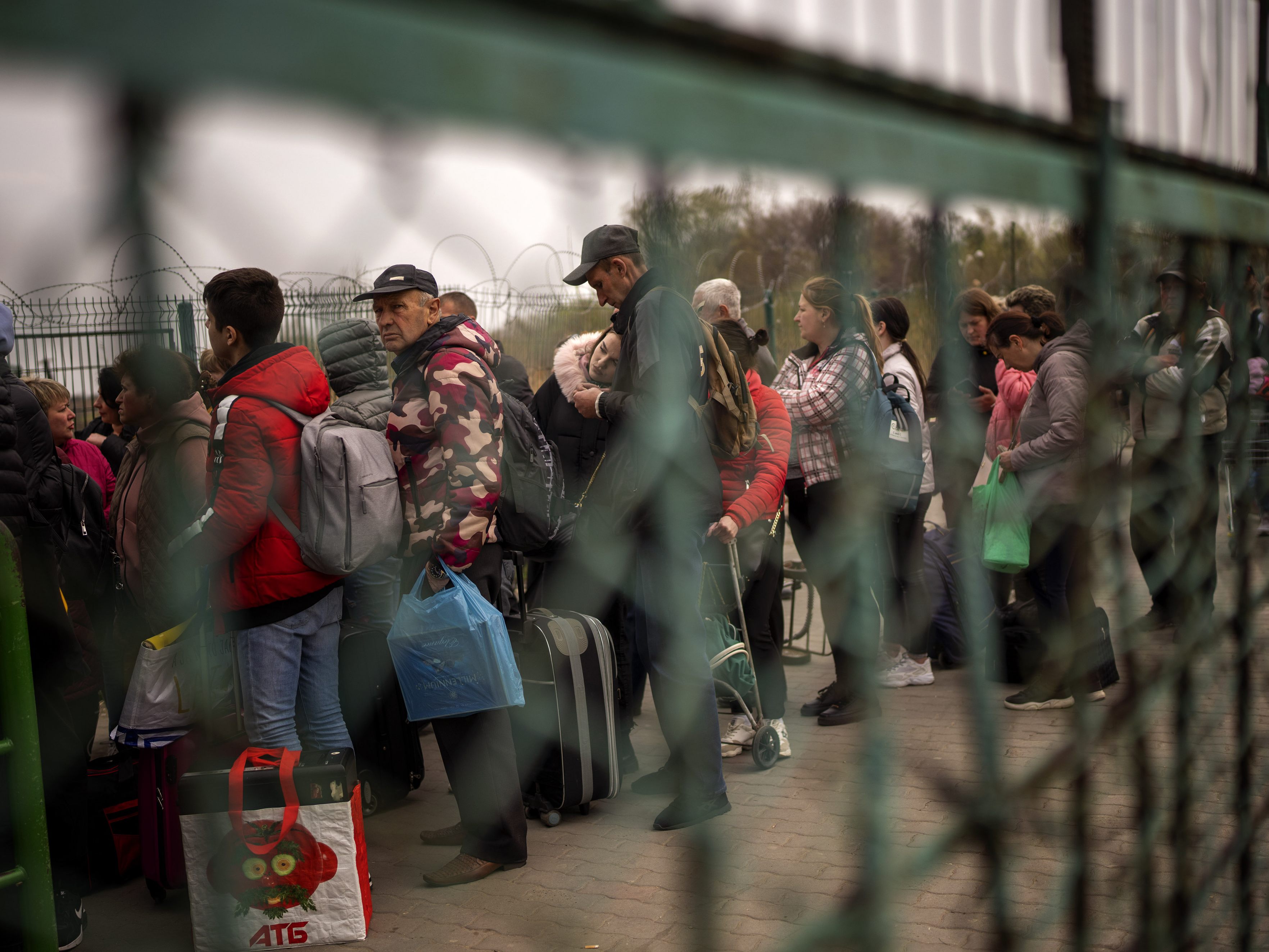 Ukrainische Flüchtlinge stehen an der Grenze zu Polen.