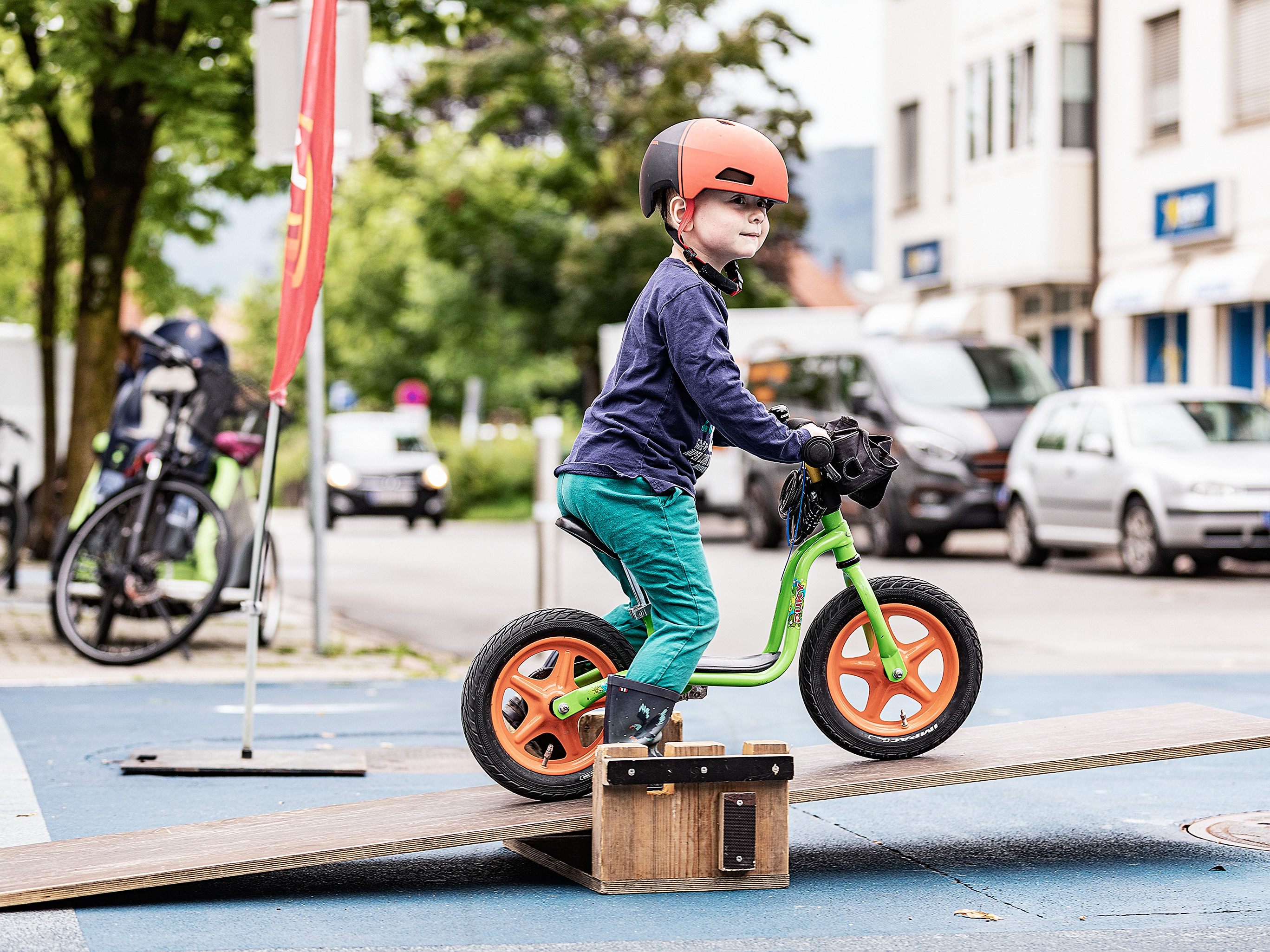 Schon die Kleinsten sind mit den Laufrädern beim Fahrradparcours mit Begeisterung dabei. Schon die Kleinsten sind mit den Laufrädern beim Fahrradparcours mit Begeisterung dabei.