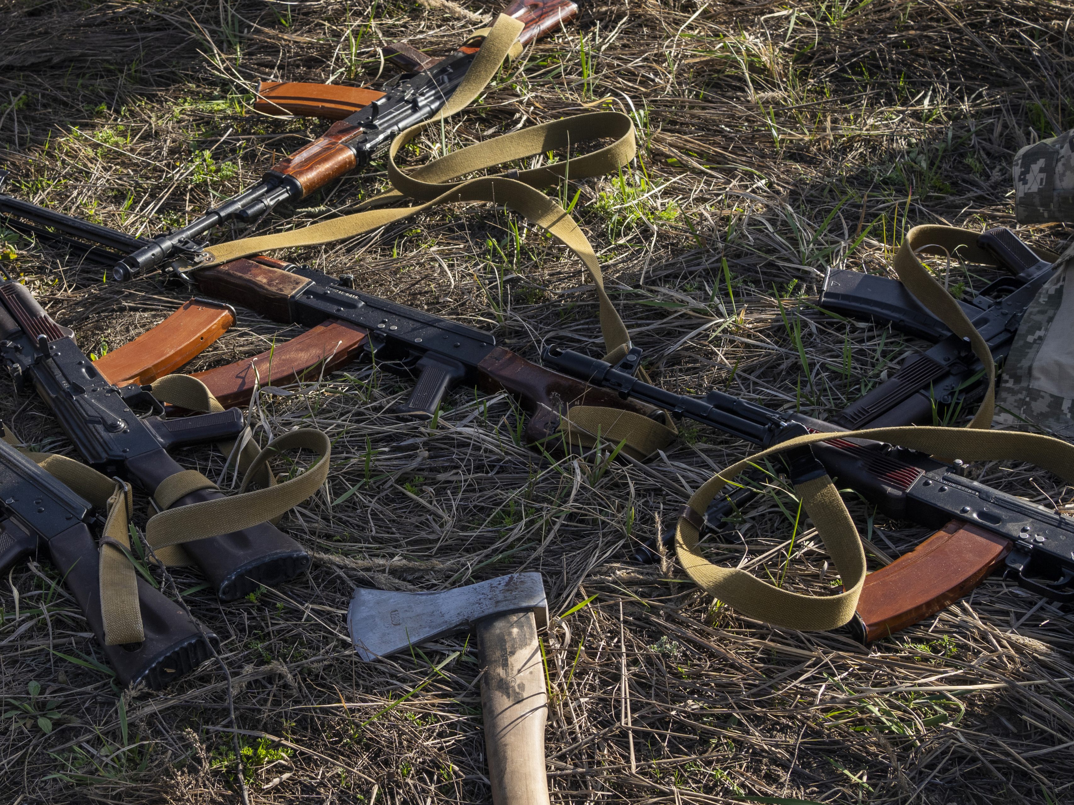 Schusswaffen und eine Axt liegen im Gras. Laut ukrainischen Angaben sind 700 ukrainische Soldaten und hunderte Zivilisten in russischer Gefangenschaft. Schusswaffen und eine Axt liegen im Gras. Laut ukrainischen Angaben sind 700 ukrainische Soldaten und hunderte Zivilisten in russischer Gefangenschaft.