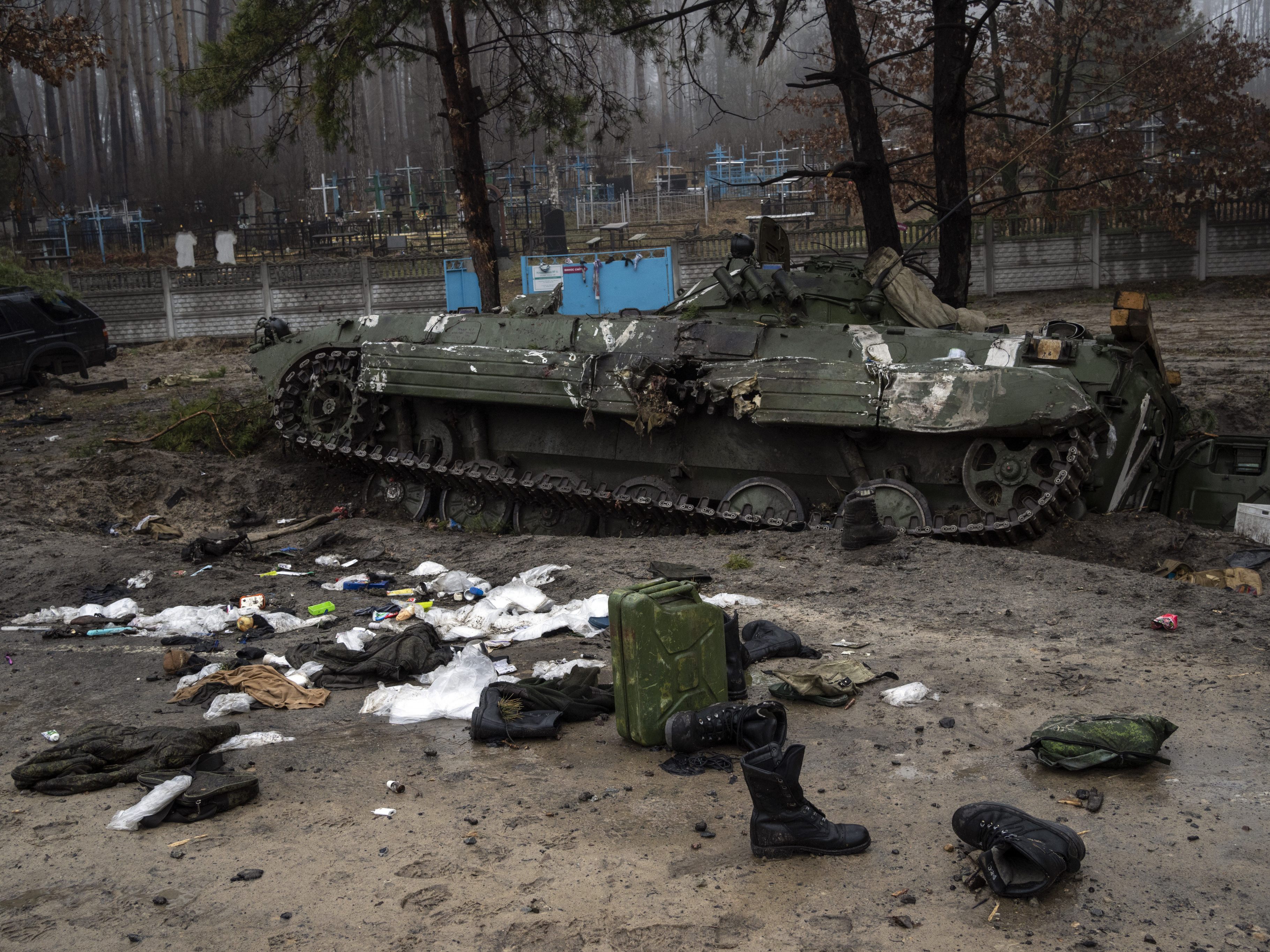 Das Bild zeigt von russischen Soldaten zurückgelassene Gegenstände. Die Ukraine ortet einen "schnellen Rückzug". Das Bild zeigt von russischen Soldaten zurückgelassene Gegenstände. Die Ukraine ortet einen "schnellen Rückzug".
