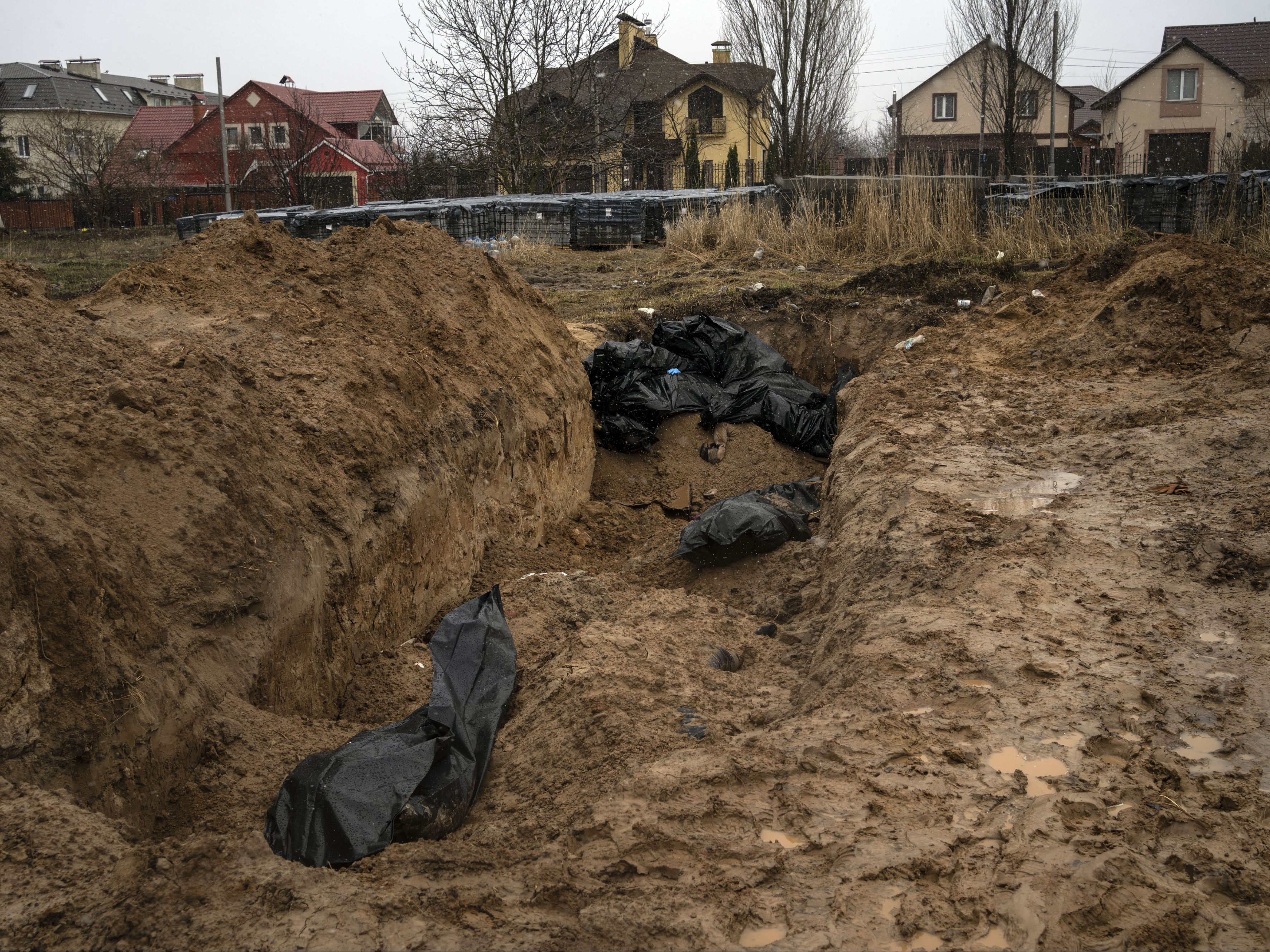 Ein Massengrab außerhalb der ukrainischen Stadt Butscha.