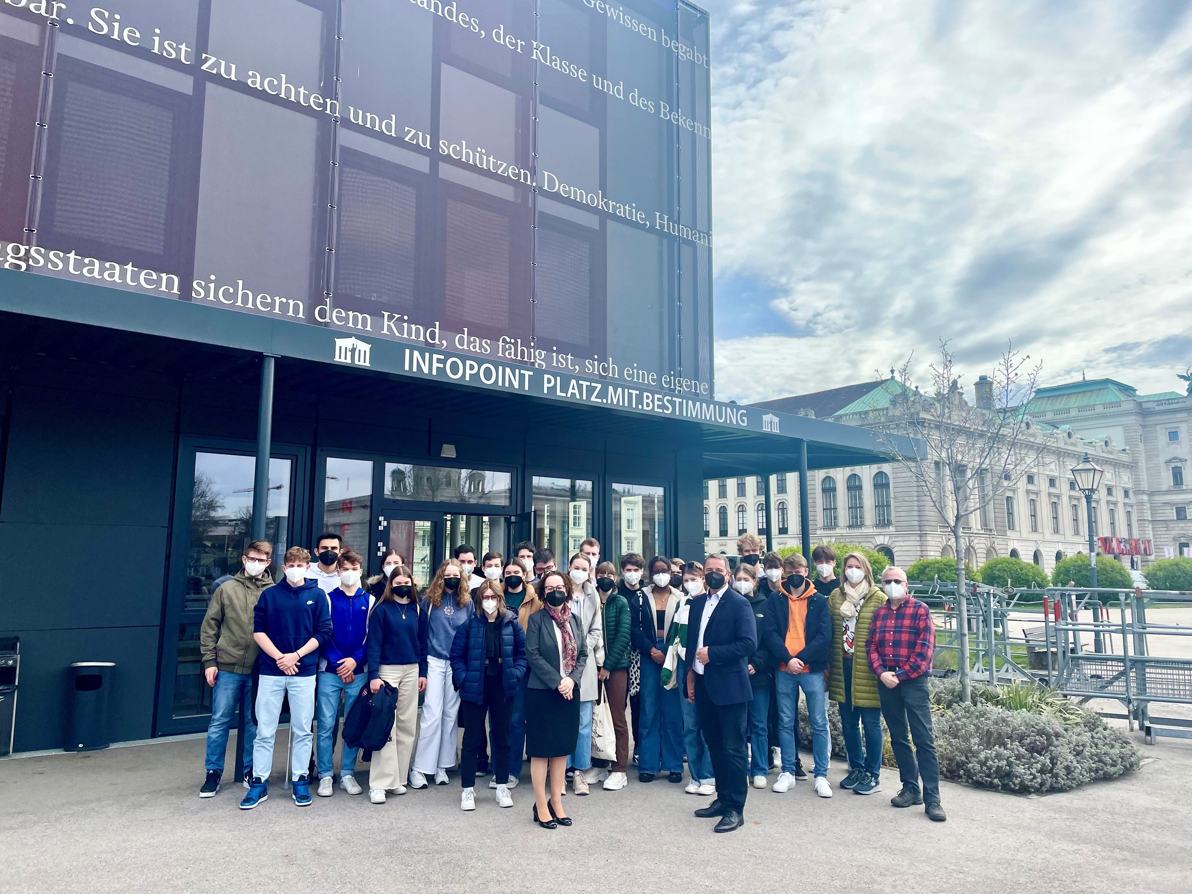 Die Gruppe des BG Feldkirch-Rebberggasse mit BRP Christine Schwarz-Fuchs, Nationalrat Norbert Sieber und zwei Lehrern vor dem Parlaments-Pavillon am Heldenplatz. Die Gruppe des BG Feldkirch-Rebberggasse mit BRP Christine Schwarz-Fuchs, Nationalrat Norbert Sieber und zwei Lehrern vor dem Parlaments-Pavillon am Heldenplatz.