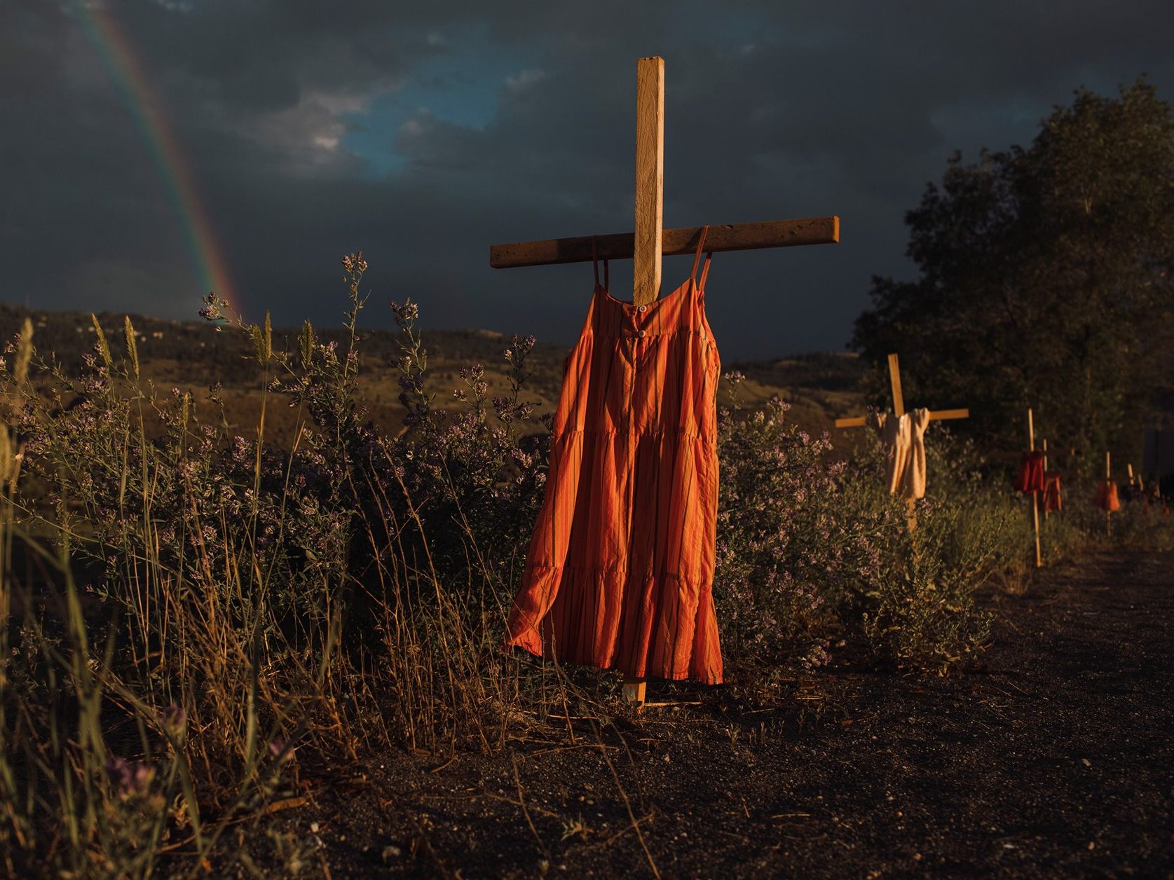 Rote Kleider hängen an Kreuzen am Straßenrand zum Gedenken an die toten Kinder von Ureinwohnern in Kanada. Dieses Foto von Amber Bracken wurde zum World Press Photo 2022.